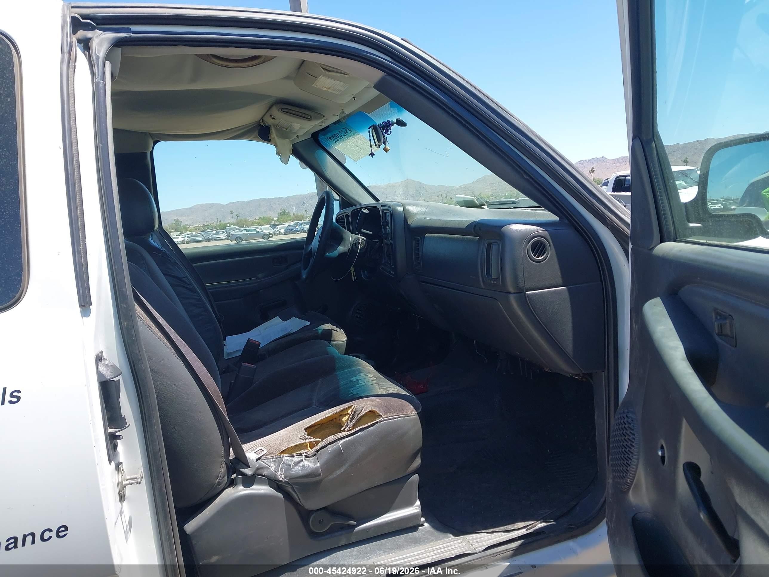 2007 Chevrolet Silverado 2500hd Classic Work Truck White vin: 1GCHC29U57E111992
