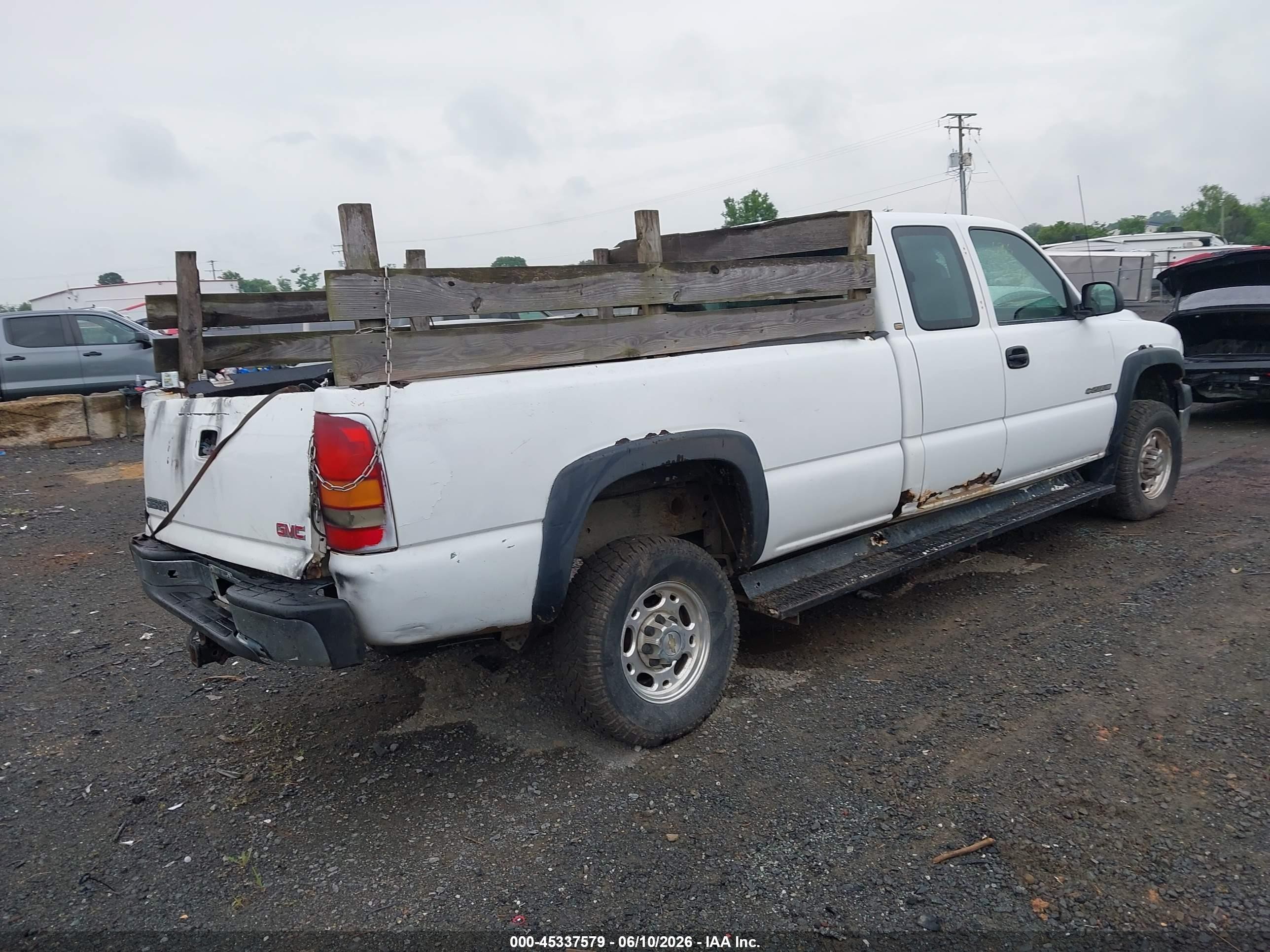 2001 Chevrolet Silverado 2500hd   White vin: 1GCHC29U71E297025