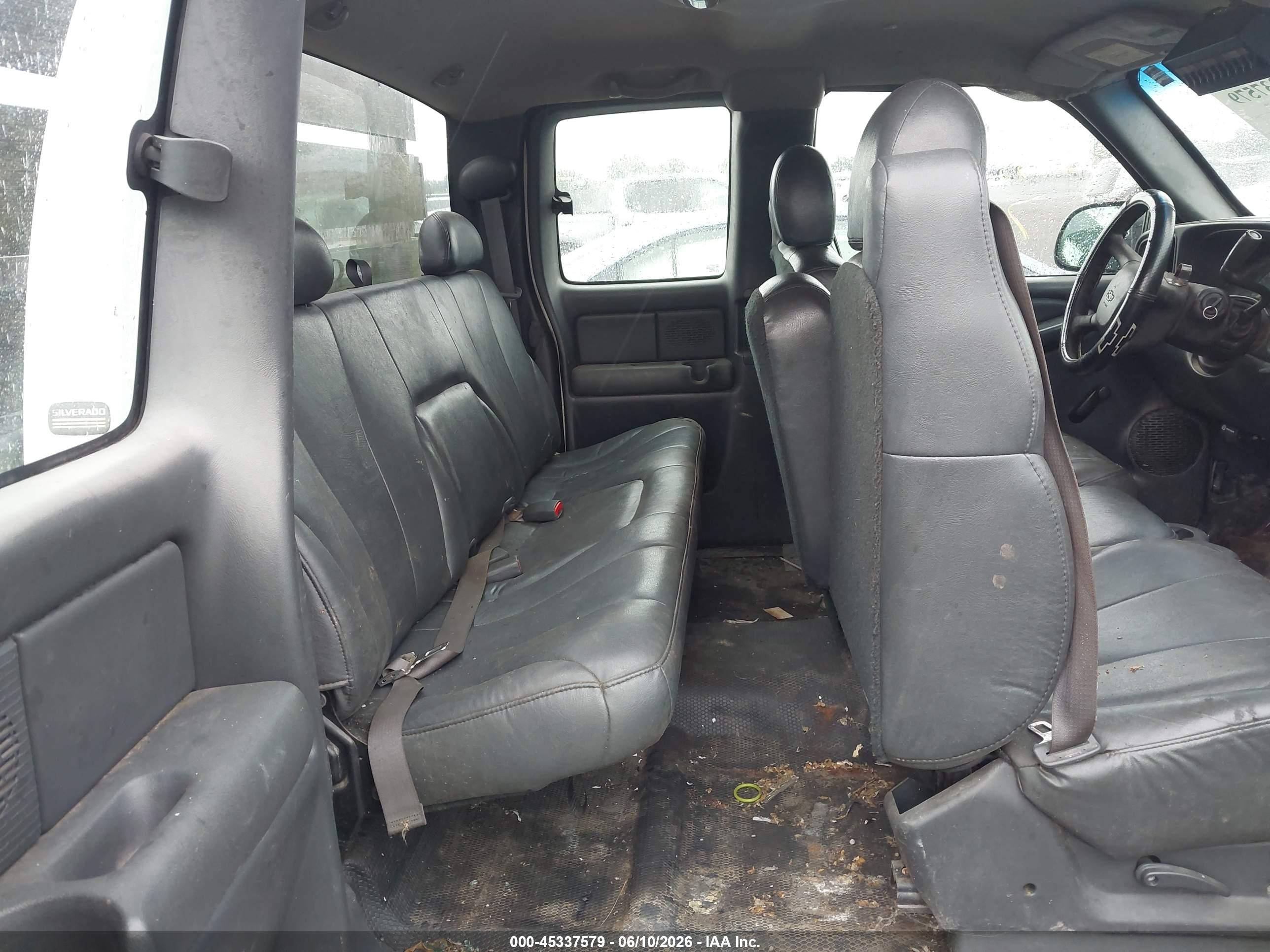 2001 Chevrolet Silverado 2500hd   White vin: 1GCHC29U71E297025