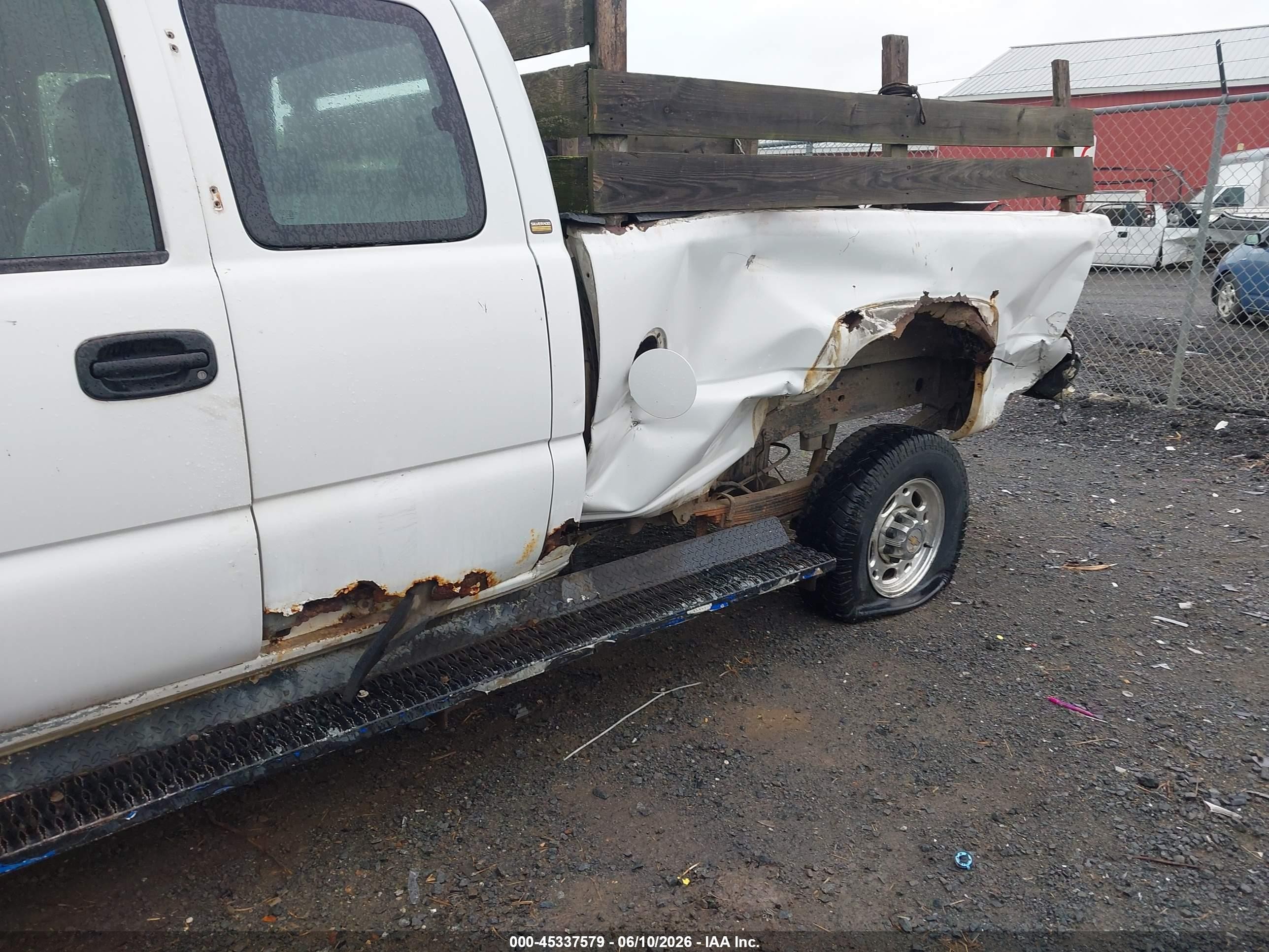 2001 Chevrolet Silverado 2500hd   White vin: 1GCHC29U71E297025