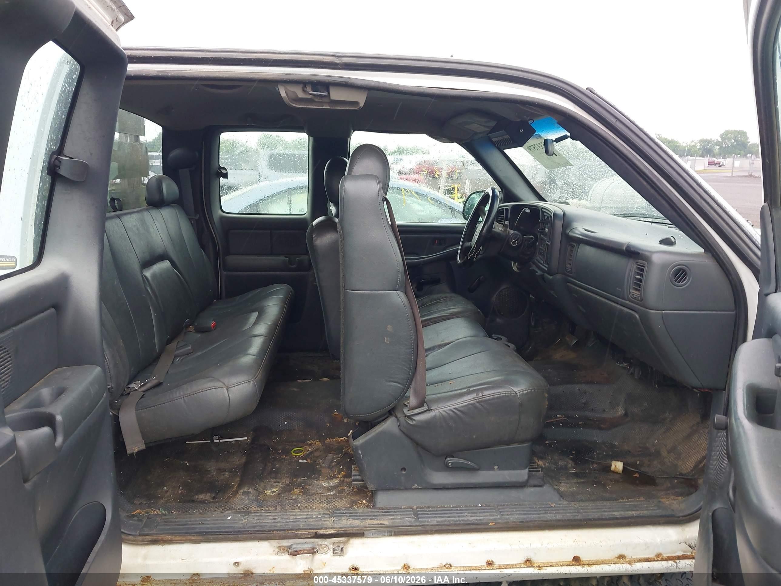 2001 Chevrolet Silverado 2500hd   White vin: 1GCHC29U71E297025