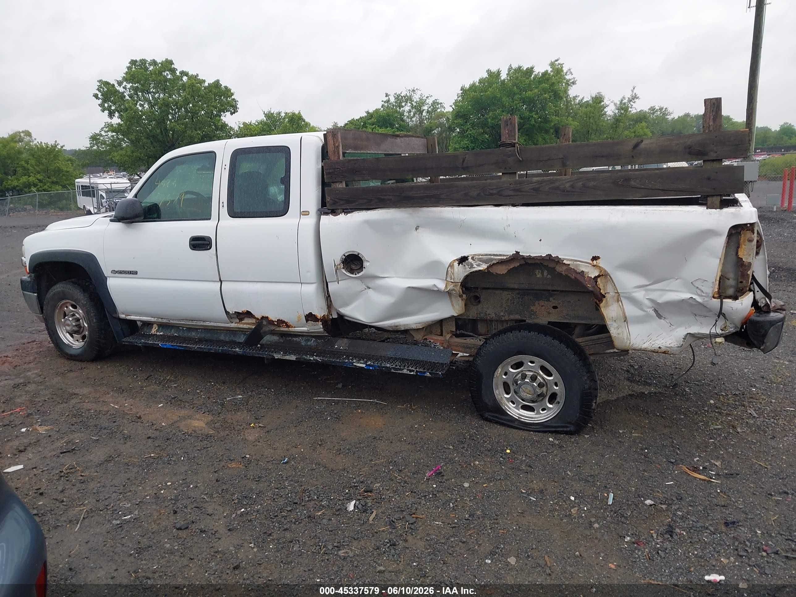 2001 Chevrolet Silverado 2500hd   White vin: 1GCHC29U71E297025