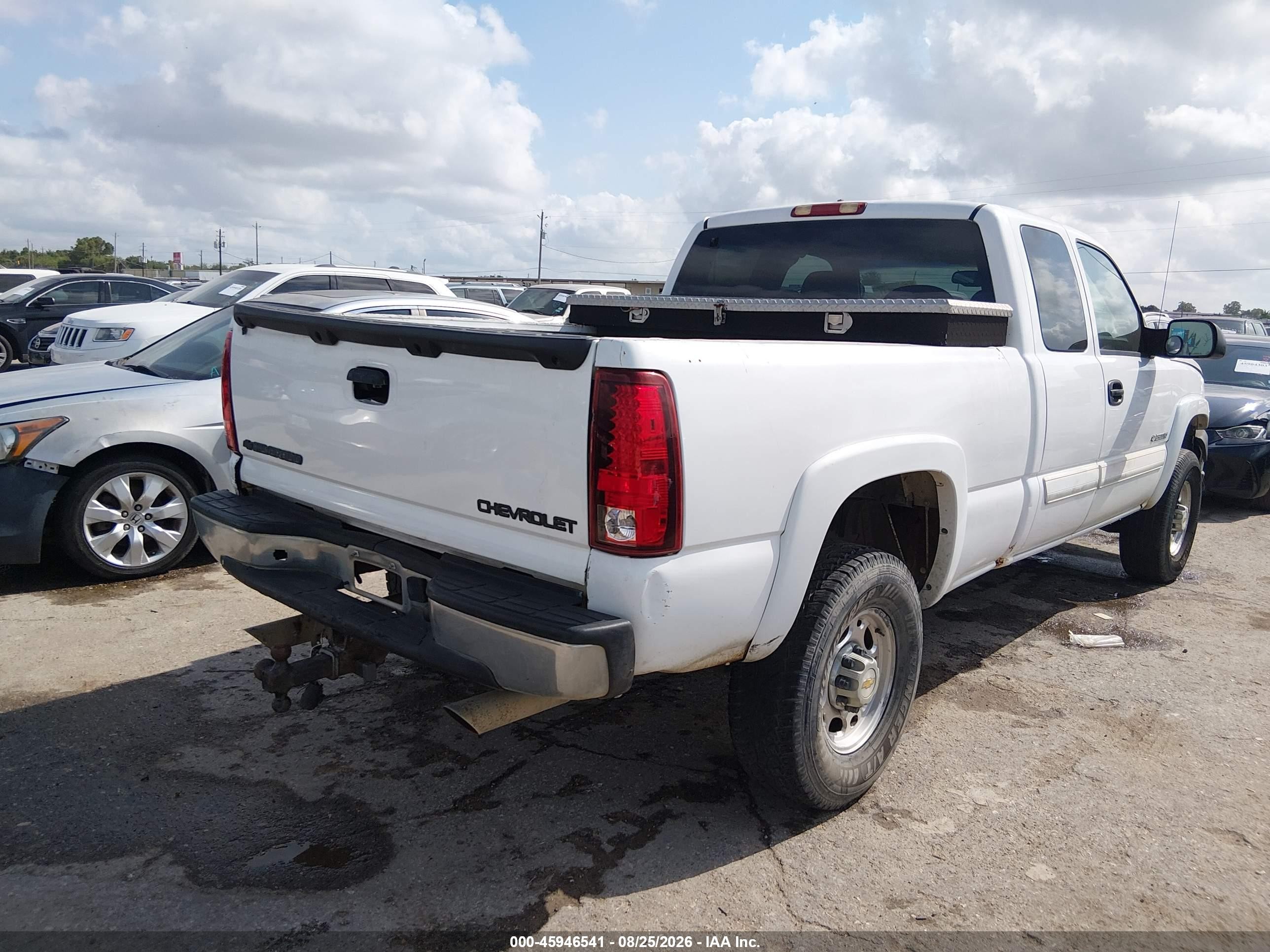 2004 Chevrolet Silverado 2500hd Ls White vin: 1GCHC29U84E155237