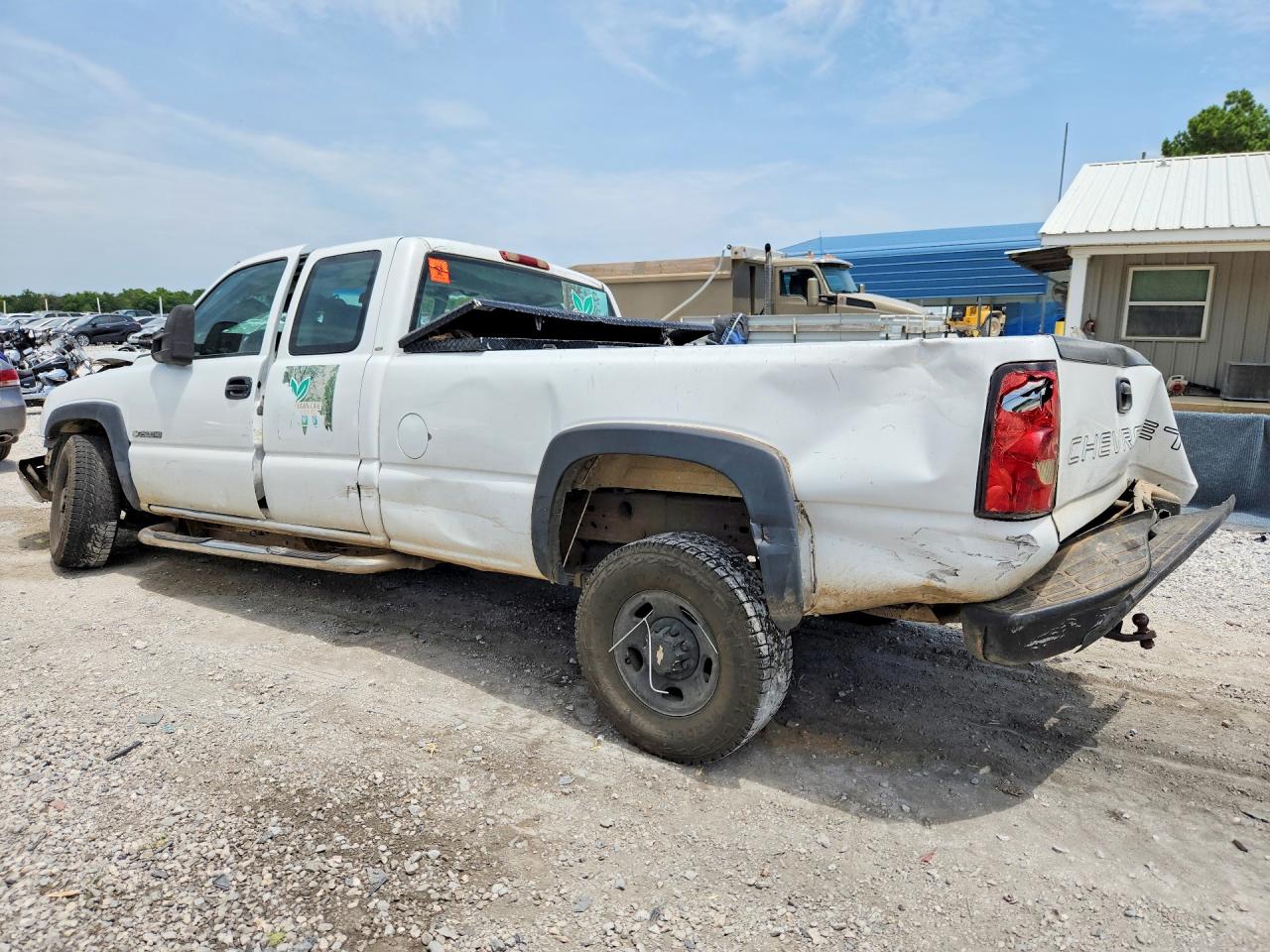 2005 Chevrolet Silverado C2500 Heavy Duty White vin: 1GCHC29U85E313531