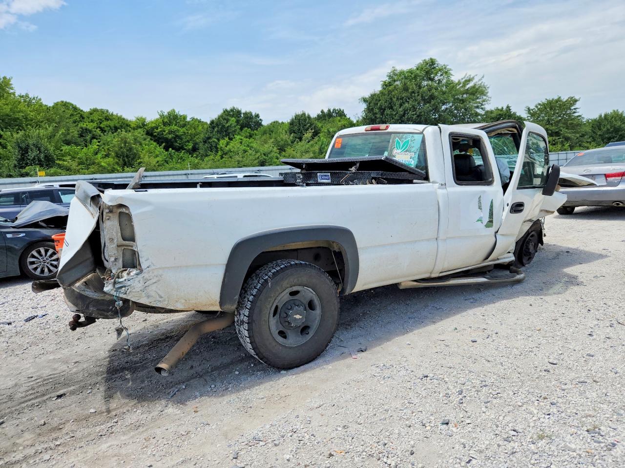 2005 Chevrolet Silverado C2500 Heavy Duty White vin: 1GCHC29U85E313531
