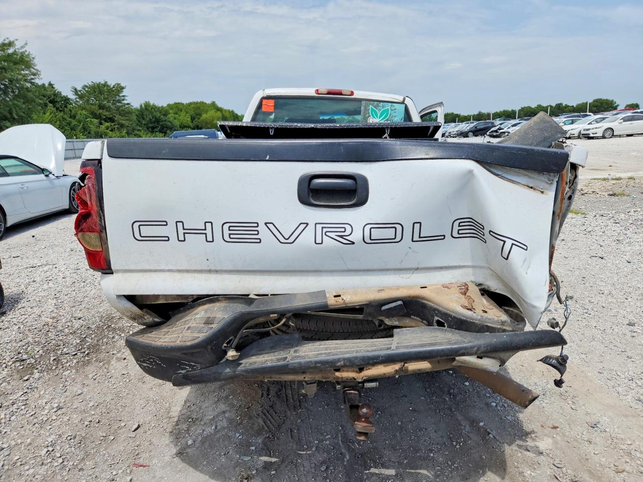 2005 Chevrolet Silverado C2500 Heavy Duty White vin: 1GCHC29U85E313531