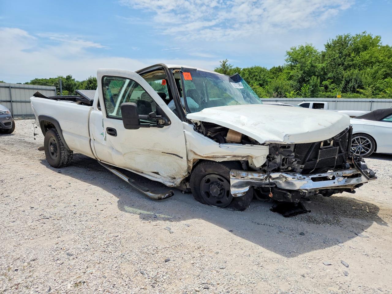 2005 Chevrolet Silverado C2500 Heavy Duty White vin: 1GCHC29U85E313531