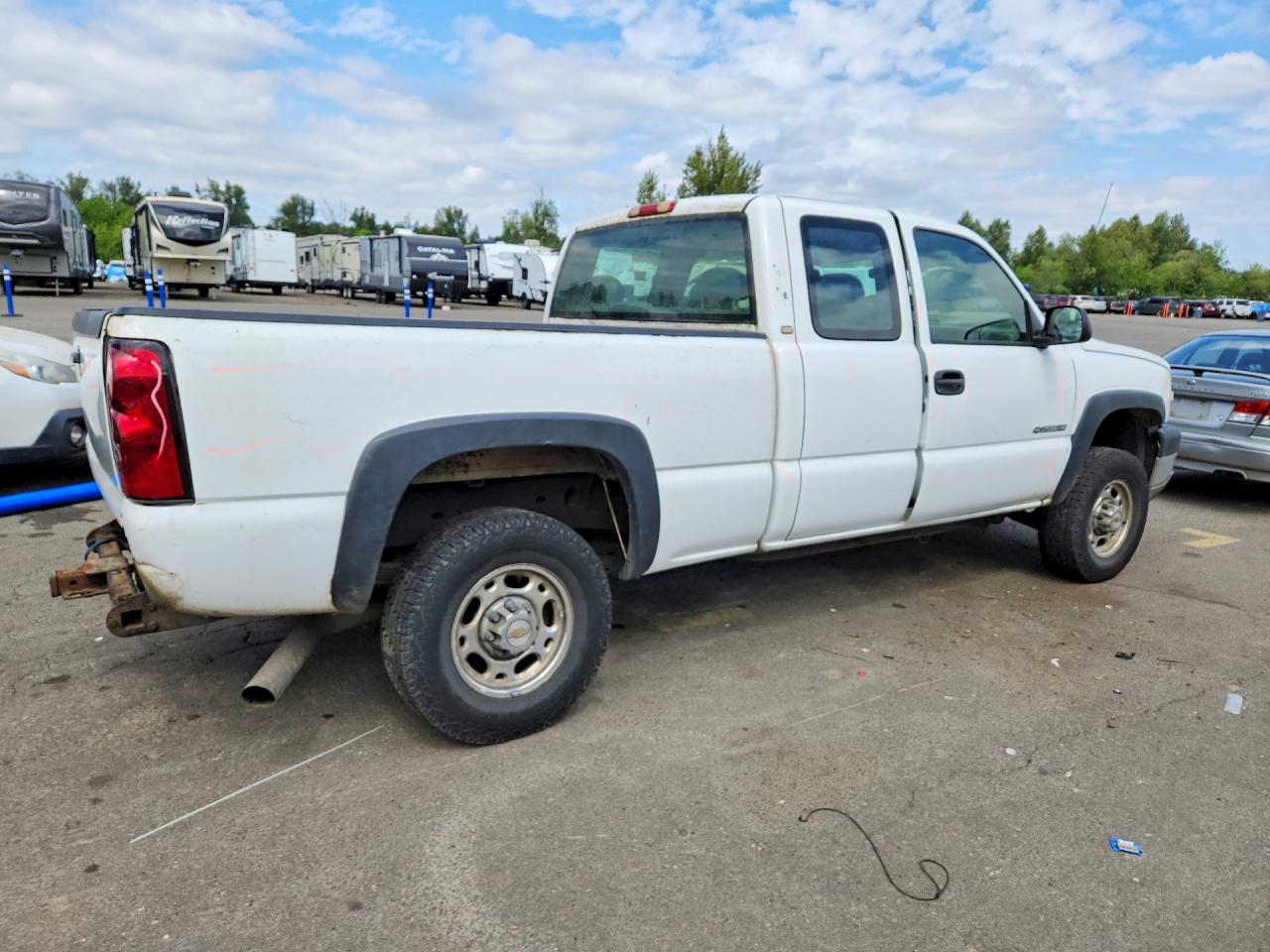 2005 Chevrolet Silverado C2500 Heavy Duty White vin: 1GCHC29U95E344285
