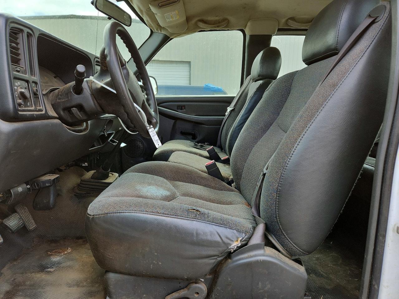 2005 Chevrolet Silverado C2500 Heavy Duty White vin: 1GCHC29U95E344285