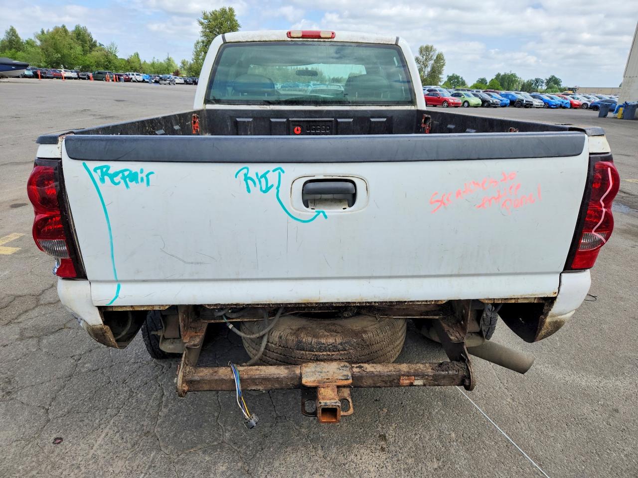 2005 Chevrolet Silverado C2500 Heavy Duty White vin: 1GCHC29U95E344285
