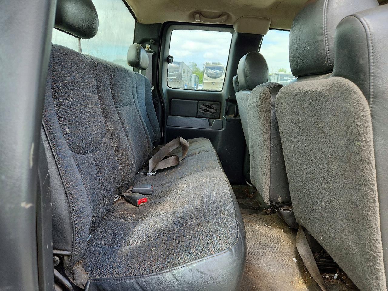 2005 Chevrolet Silverado C2500 Heavy Duty White vin: 1GCHC29U95E344285