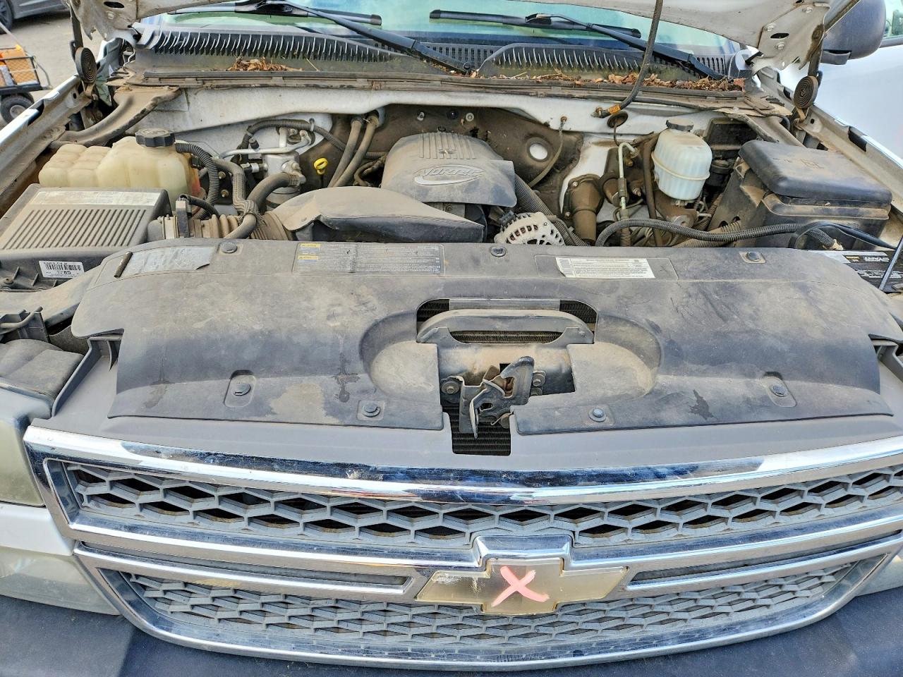 2005 Chevrolet Silverado C2500 Heavy Duty White vin: 1GCHC29U95E344285