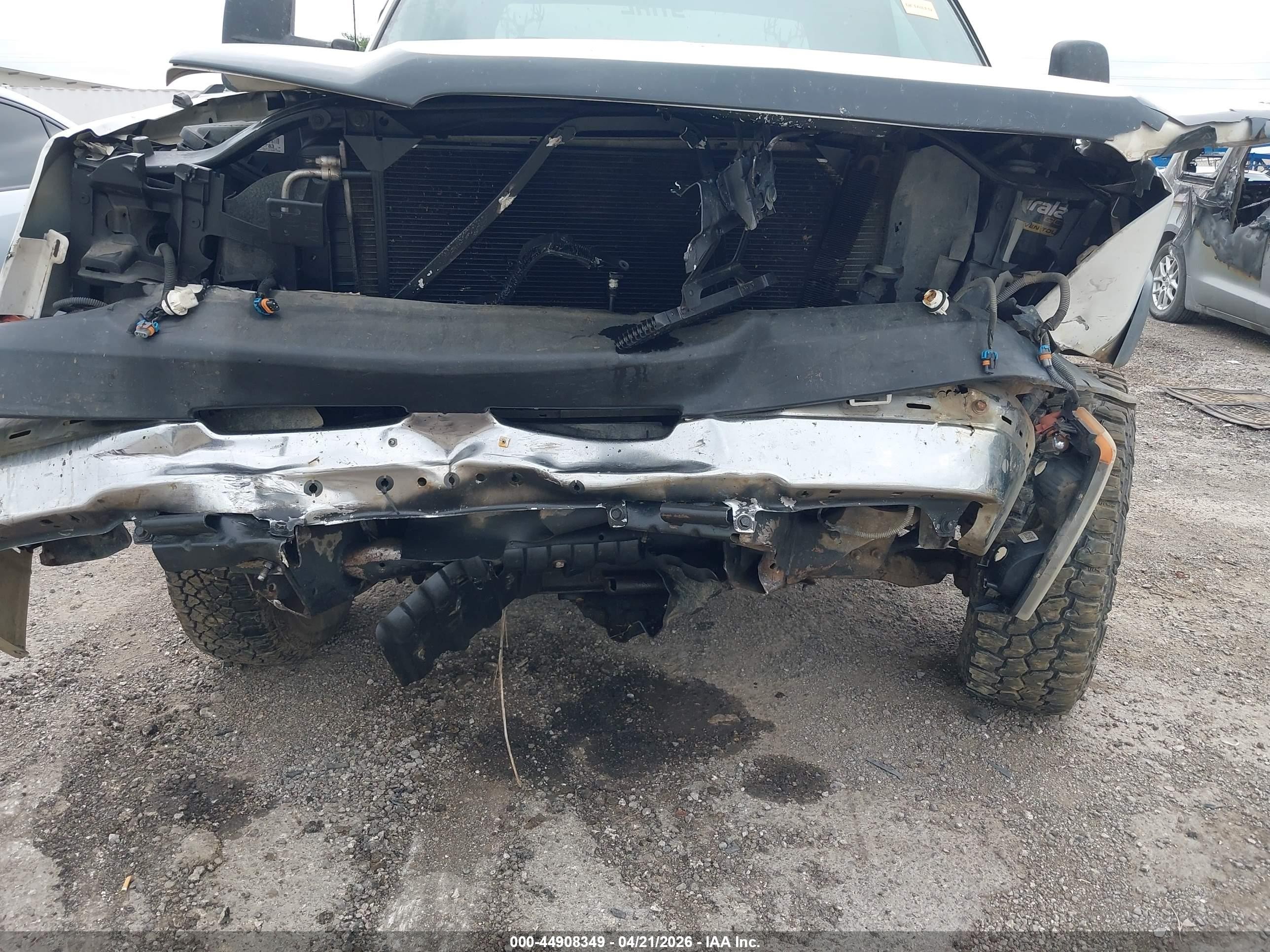 2004 Chevrolet Silverado 2500hd Work Truck White vin: 1GCHC29UX4E333682