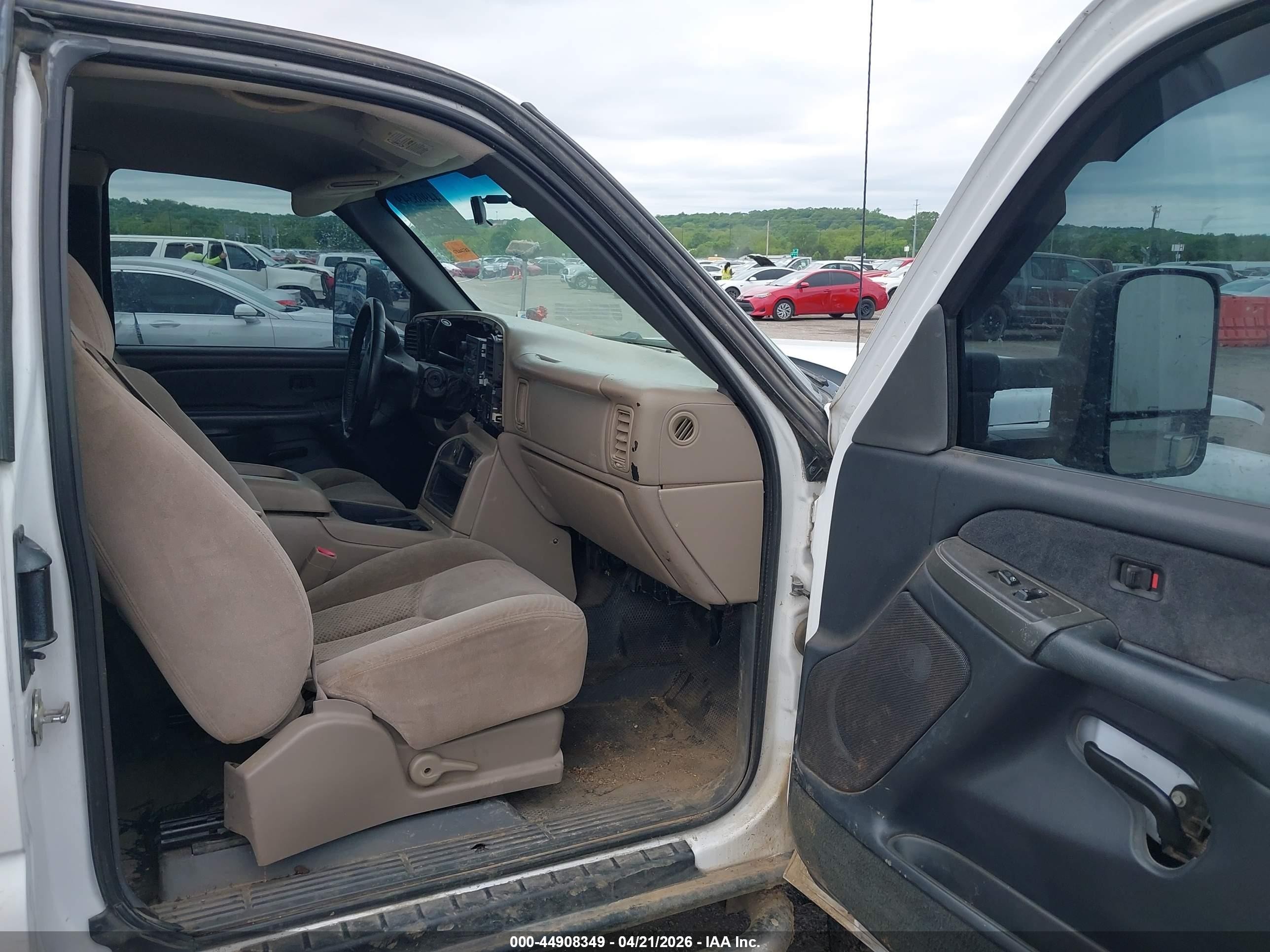 2004 Chevrolet Silverado 2500hd Work Truck White vin: 1GCHC29UX4E333682