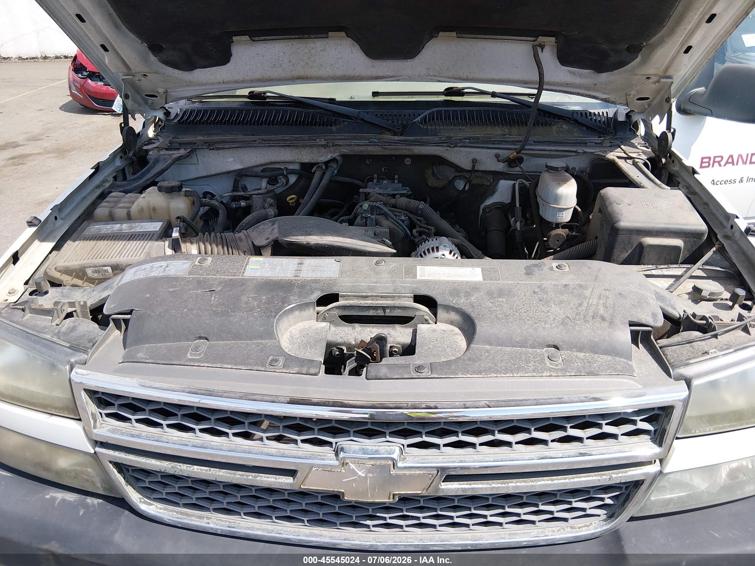 2005 Chevrolet Silverado 2500hd   White vin: 1GCHC29UX5E121477
