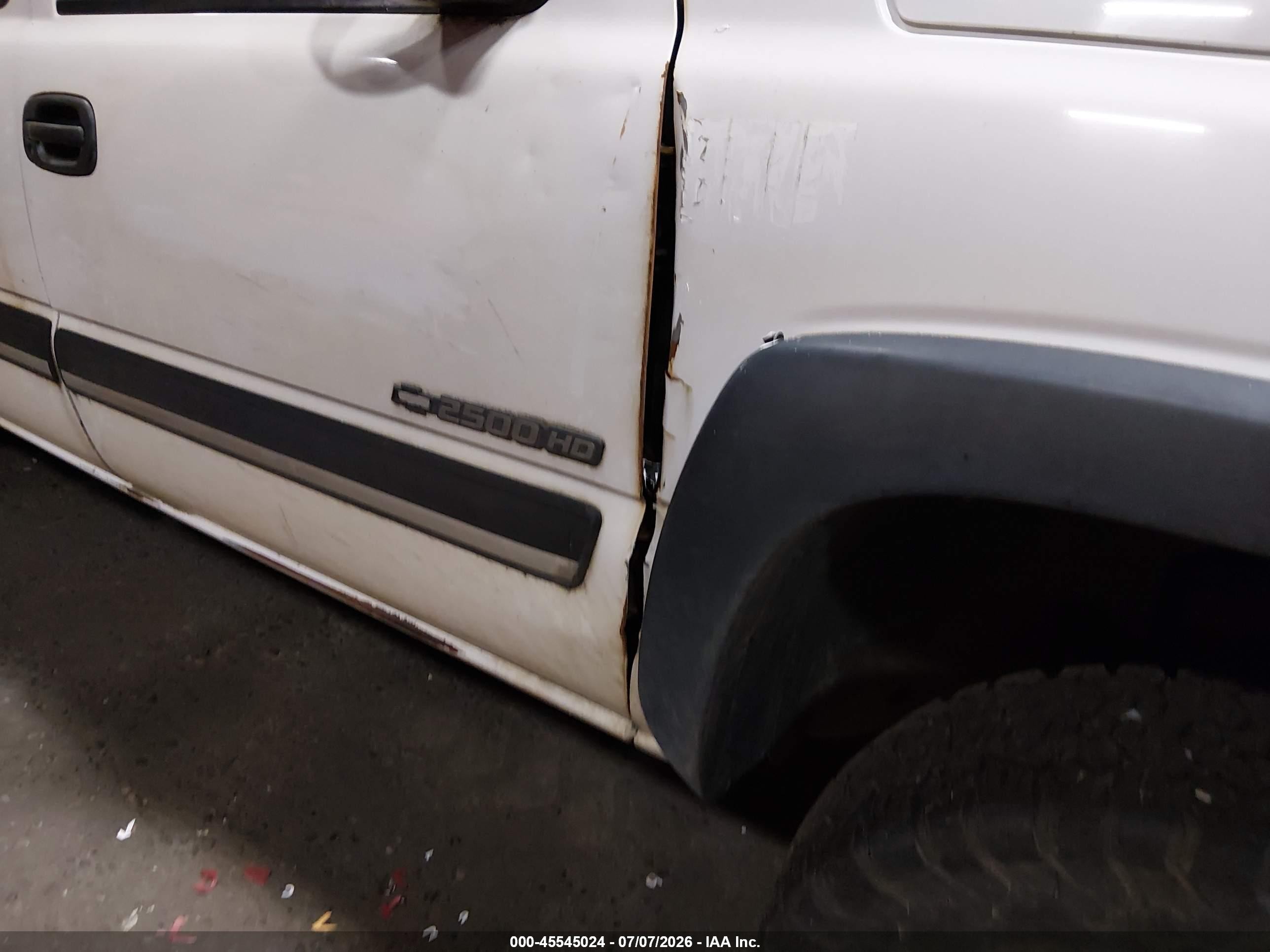 2005 Chevrolet Silverado 2500hd   White vin: 1GCHC29UX5E121477