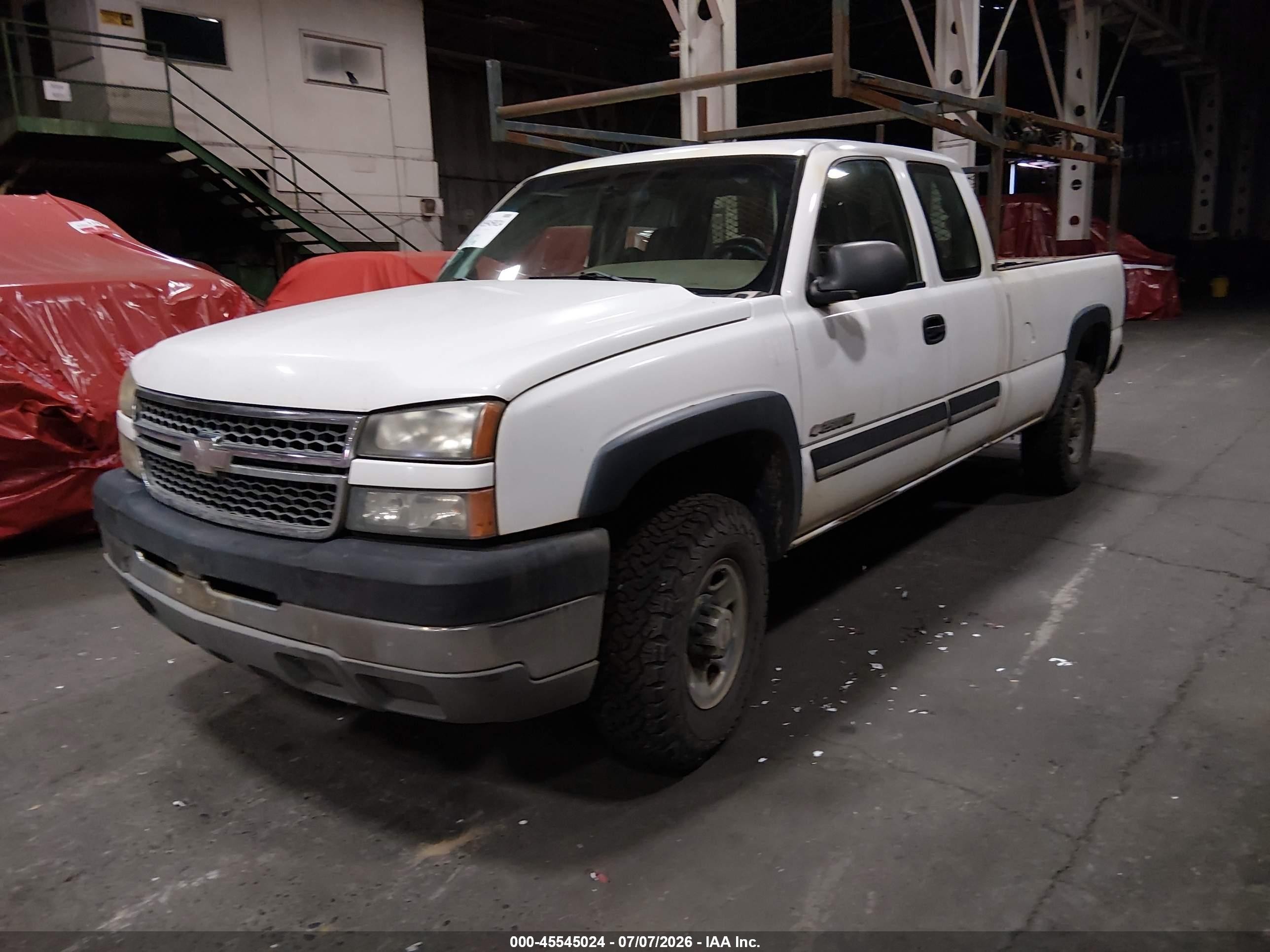2005 Chevrolet Silverado 2500hd   White vin: 1GCHC29UX5E121477