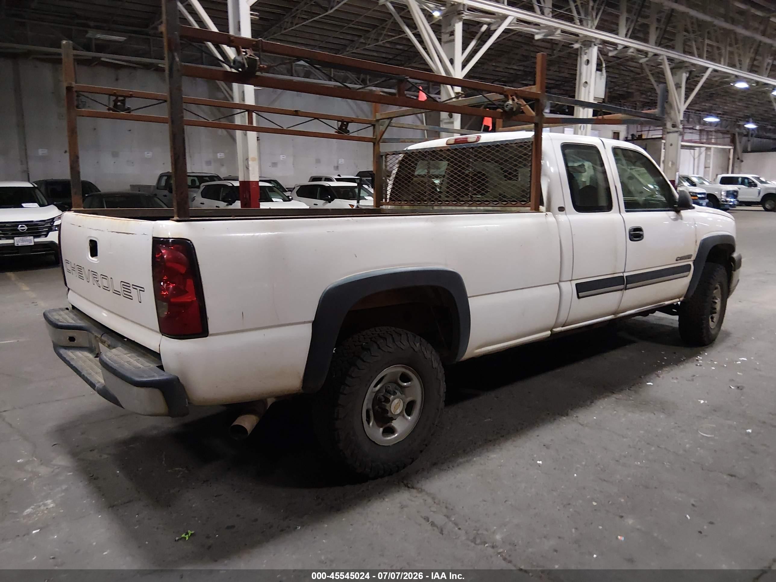 2005 Chevrolet Silverado 2500hd   White vin: 1GCHC29UX5E121477