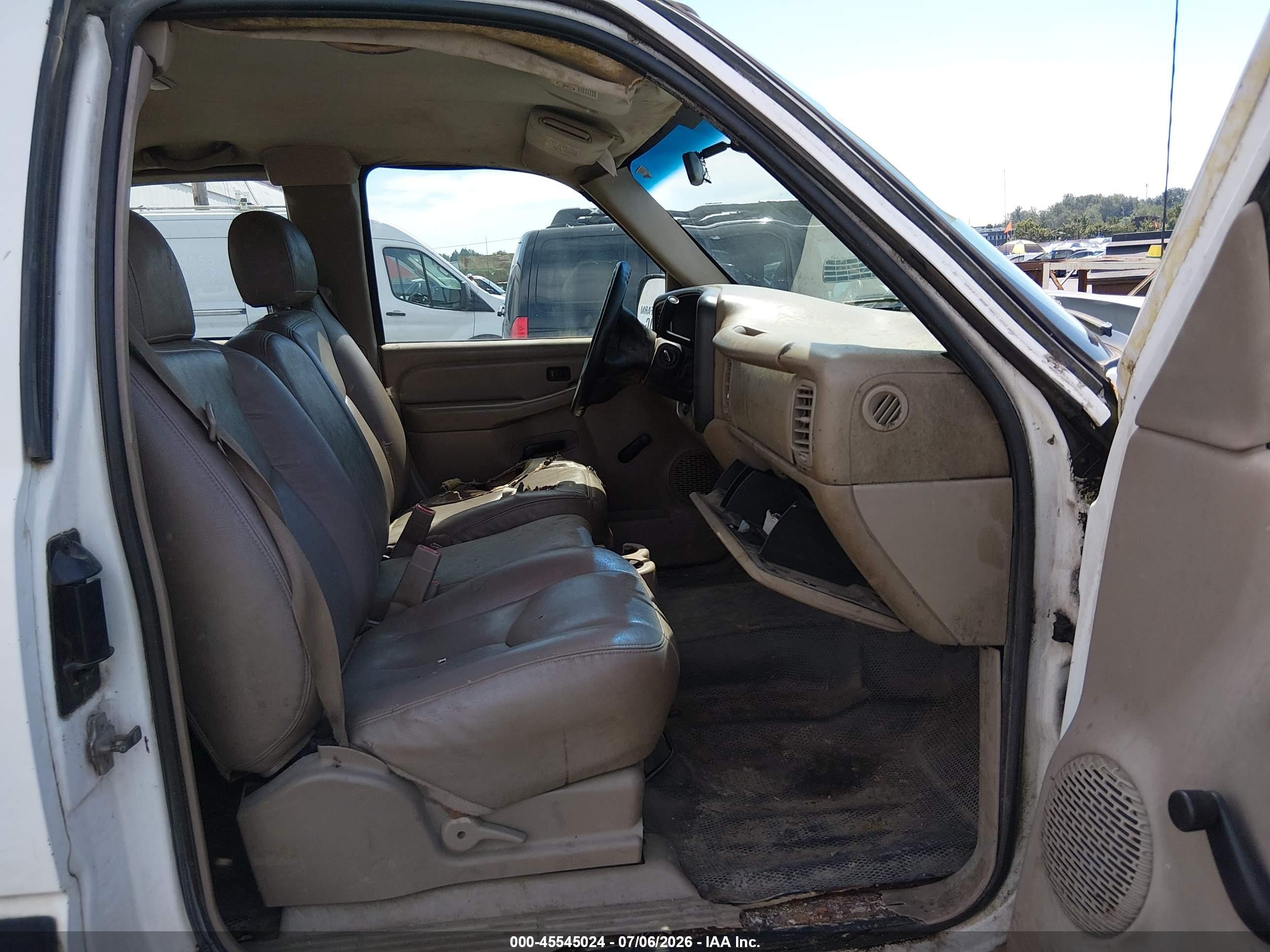 2005 Chevrolet Silverado 2500hd   White vin: 1GCHC29UX5E121477