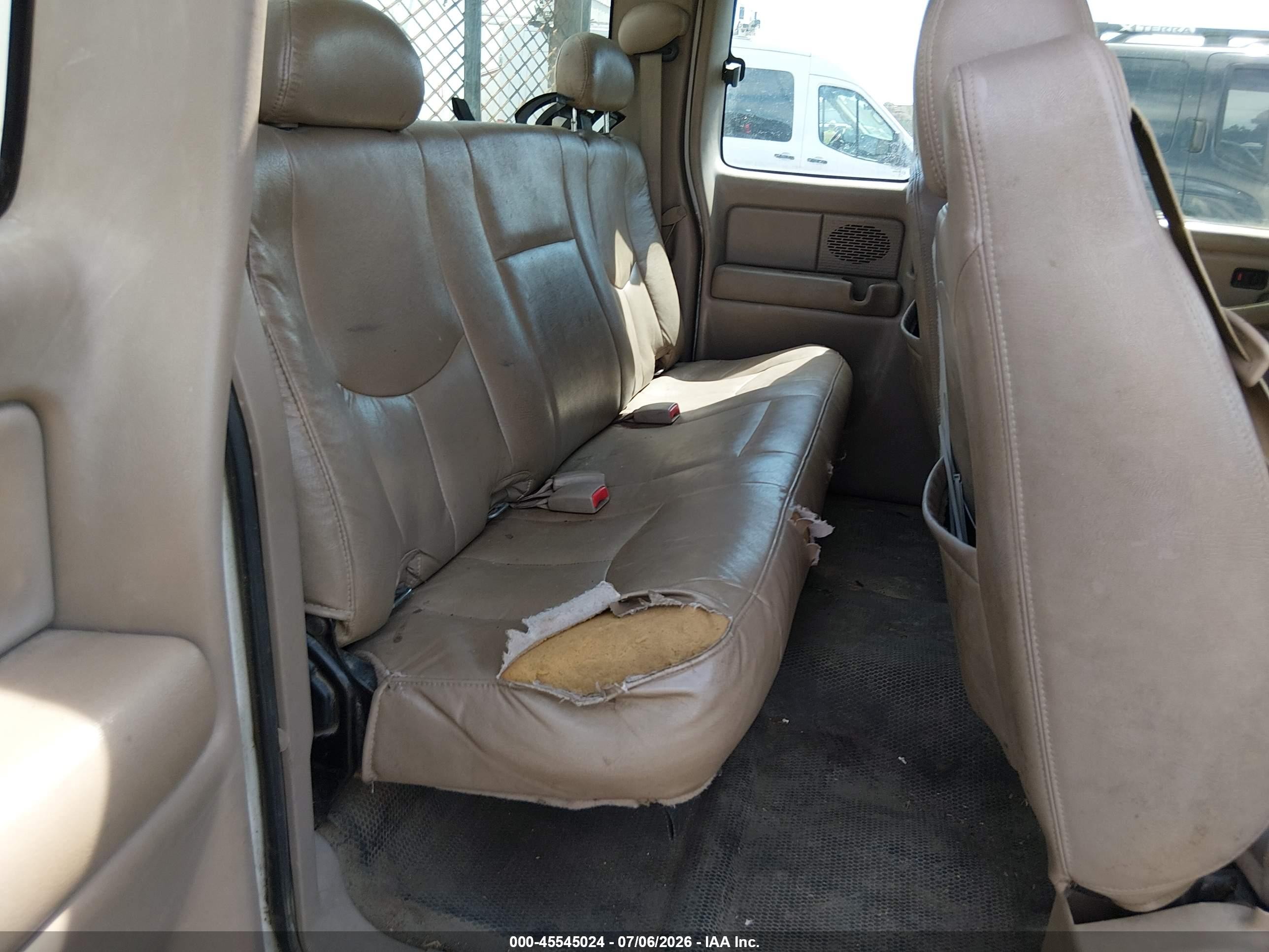 2005 Chevrolet Silverado 2500hd   White vin: 1GCHC29UX5E121477
