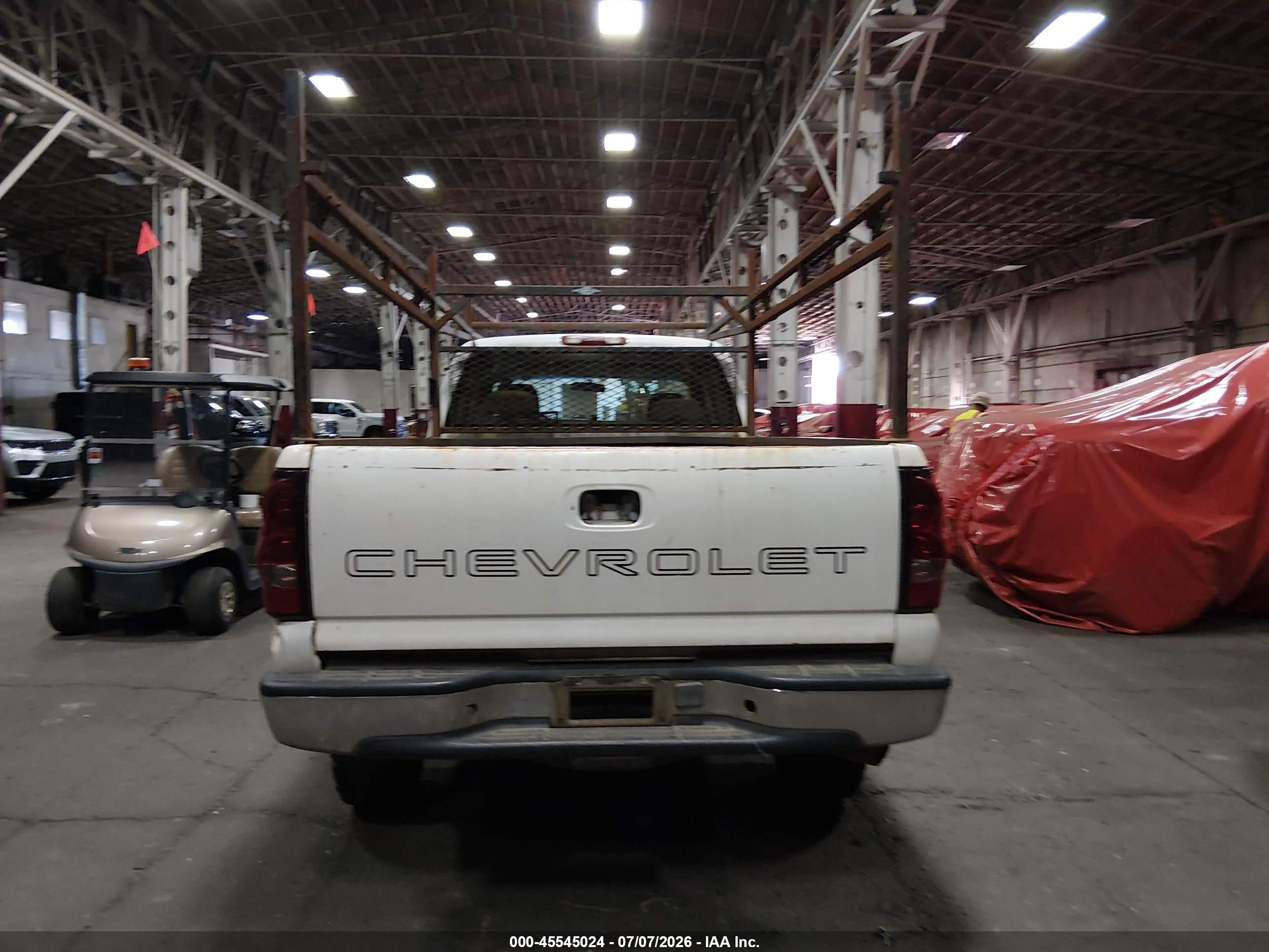 2005 Chevrolet Silverado 2500hd   White vin: 1GCHC29UX5E121477