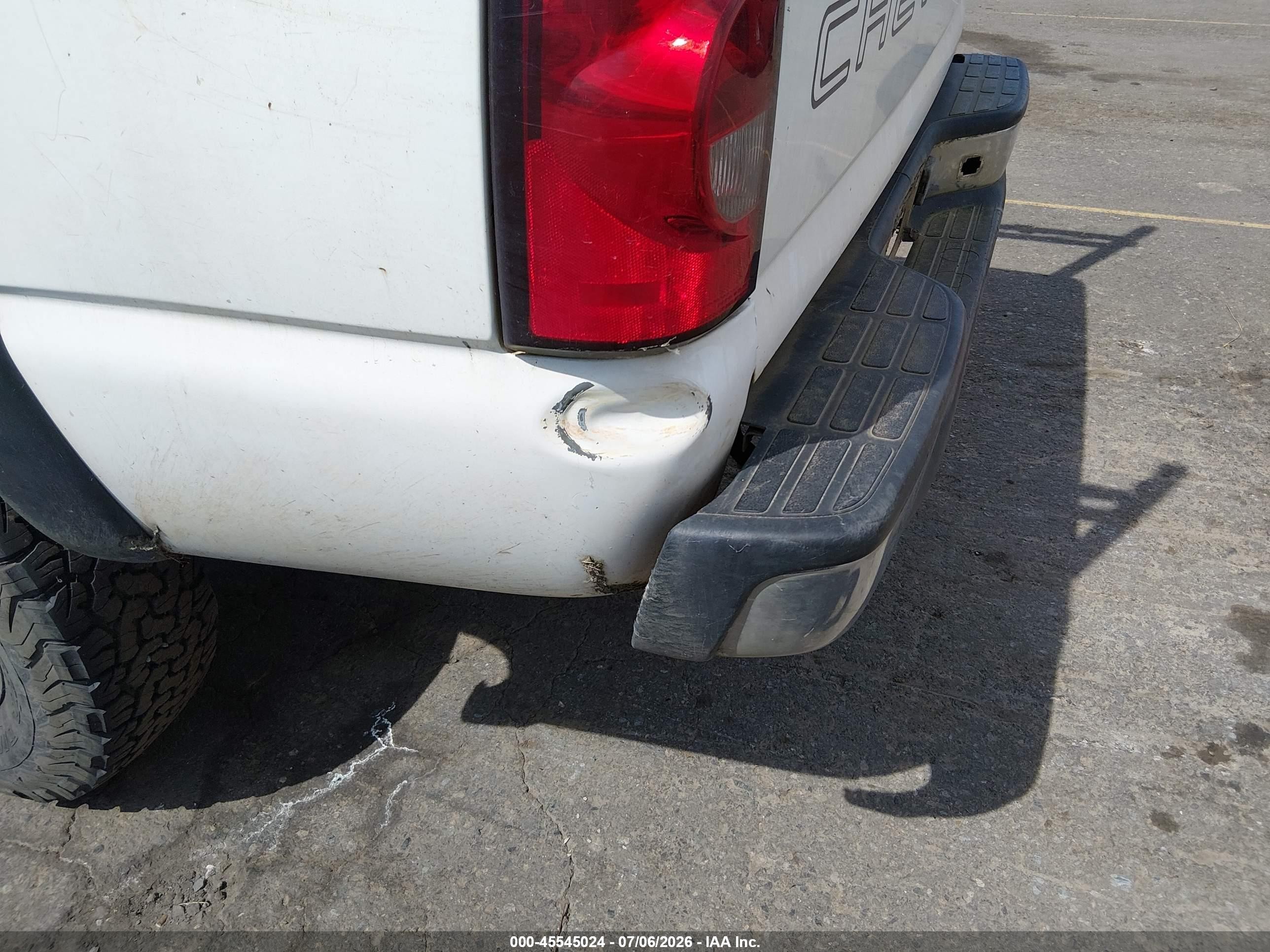 2005 Chevrolet Silverado 2500hd   White vin: 1GCHC29UX5E121477