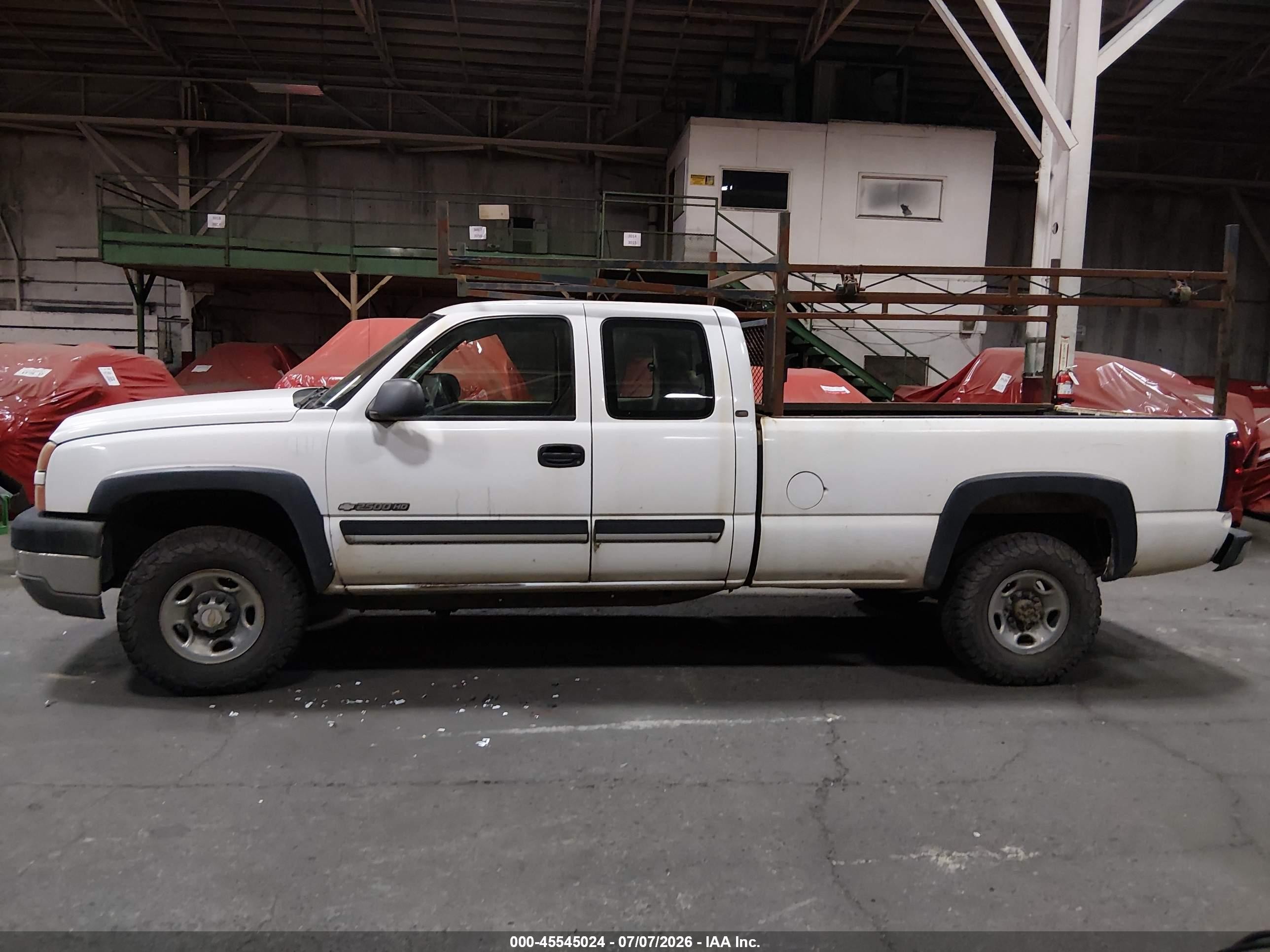 2005 Chevrolet Silverado 2500hd   White vin: 1GCHC29UX5E121477