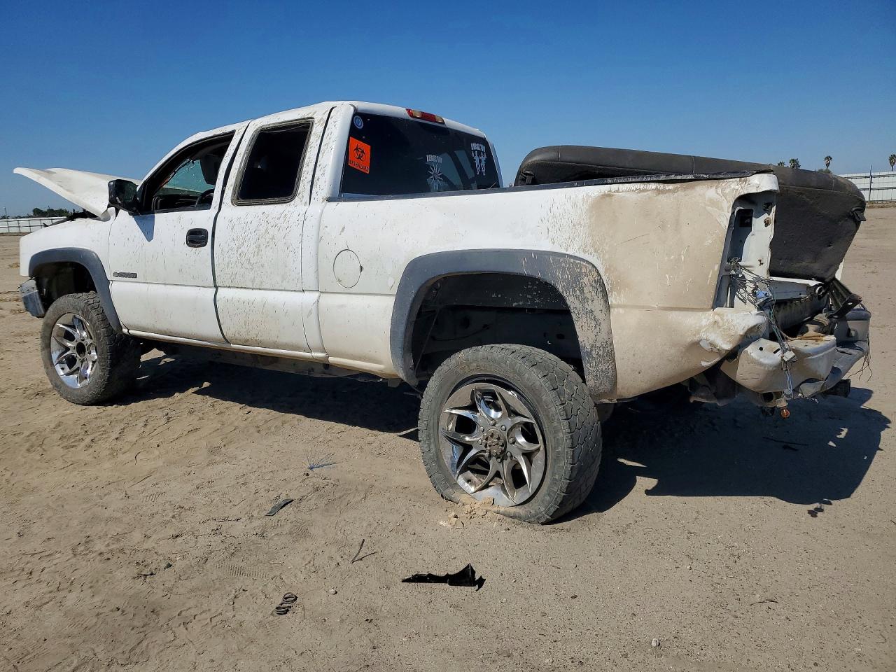 2005 Chevrolet Silverado C2500 Heavy Duty White vin: 1GCHC29UX5E145469