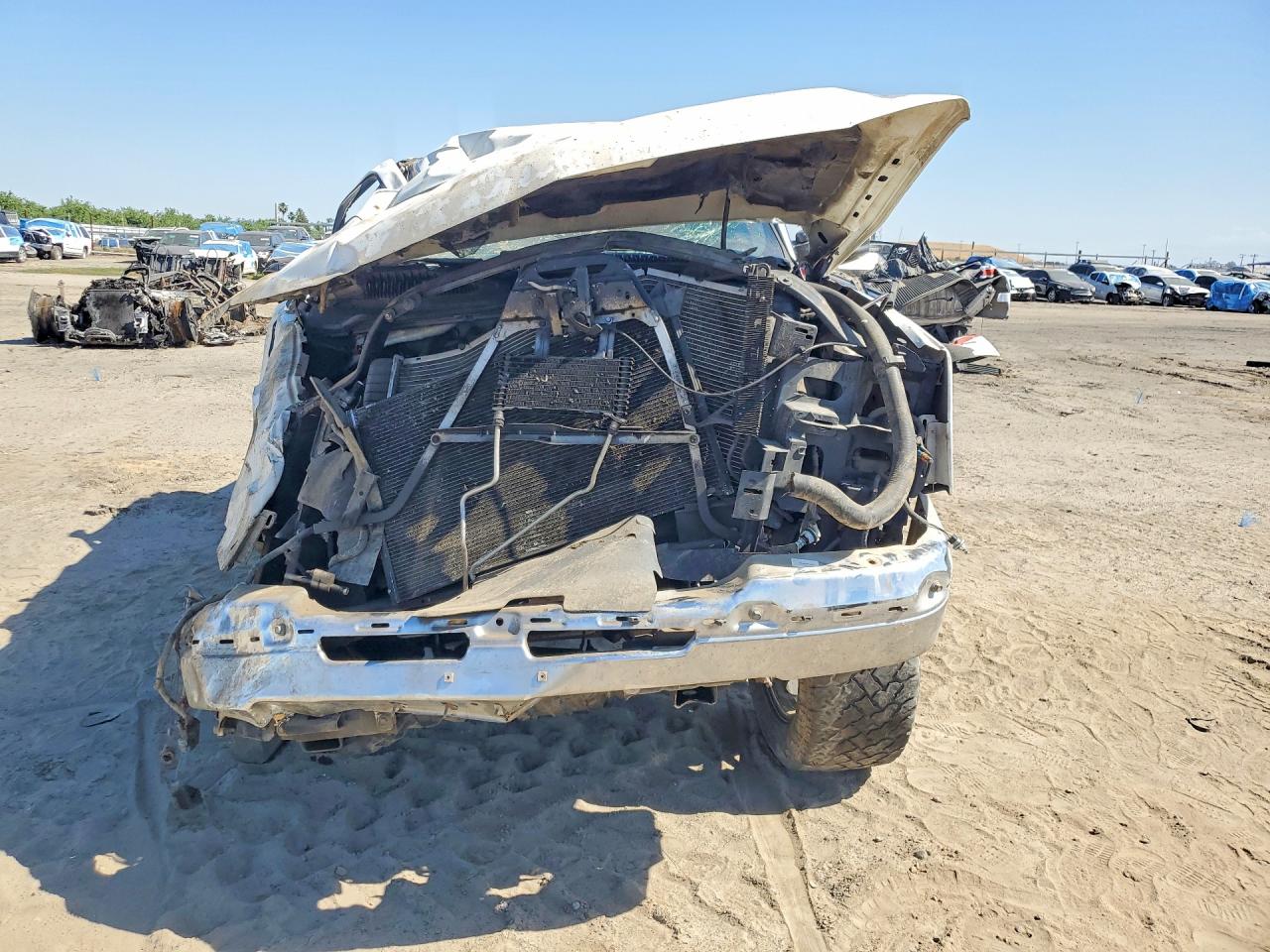 2005 Chevrolet Silverado C2500 Heavy Duty White vin: 1GCHC29UX5E145469