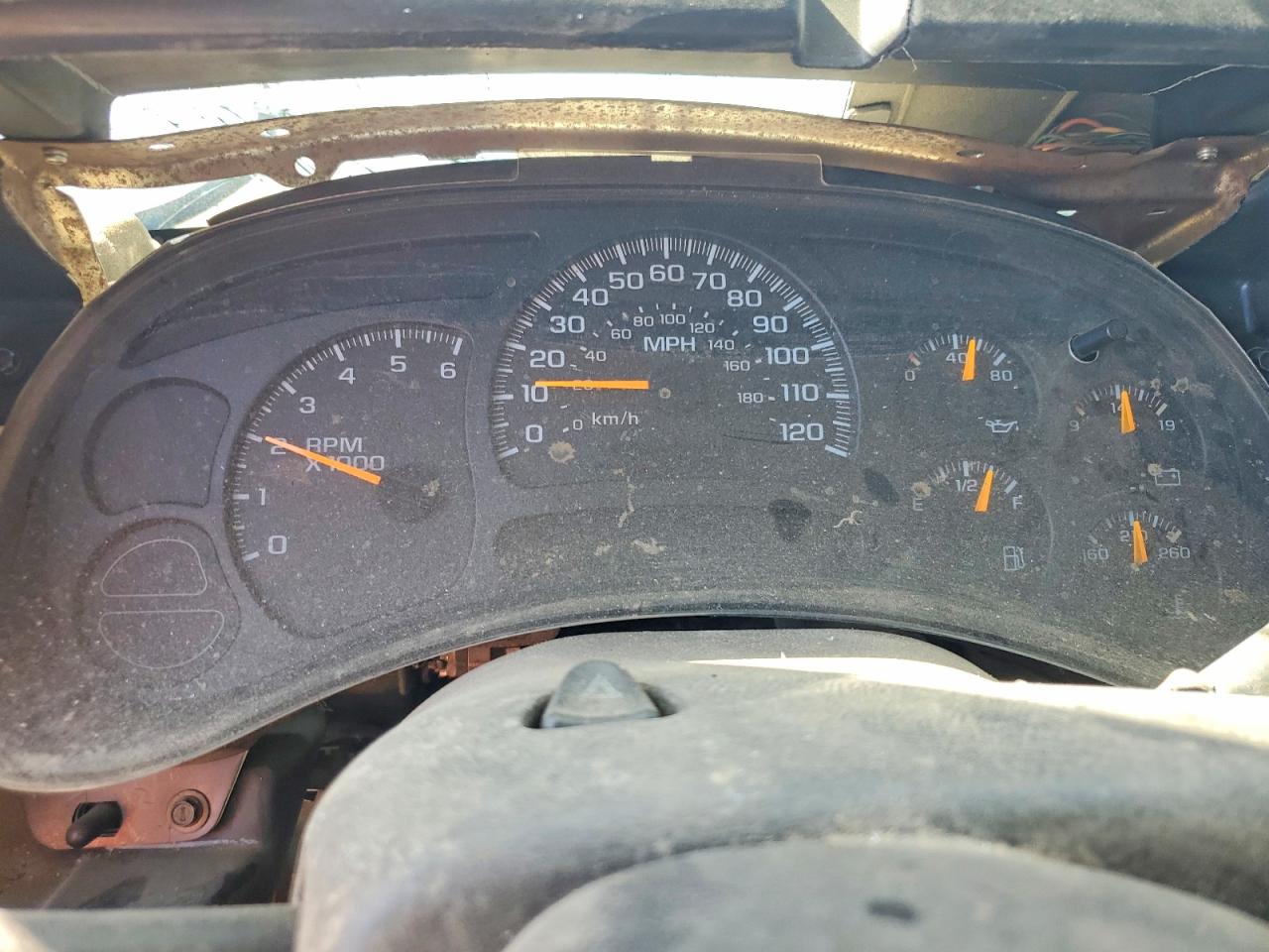 2005 Chevrolet Silverado C2500 Heavy Duty White vin: 1GCHC29UX5E145469