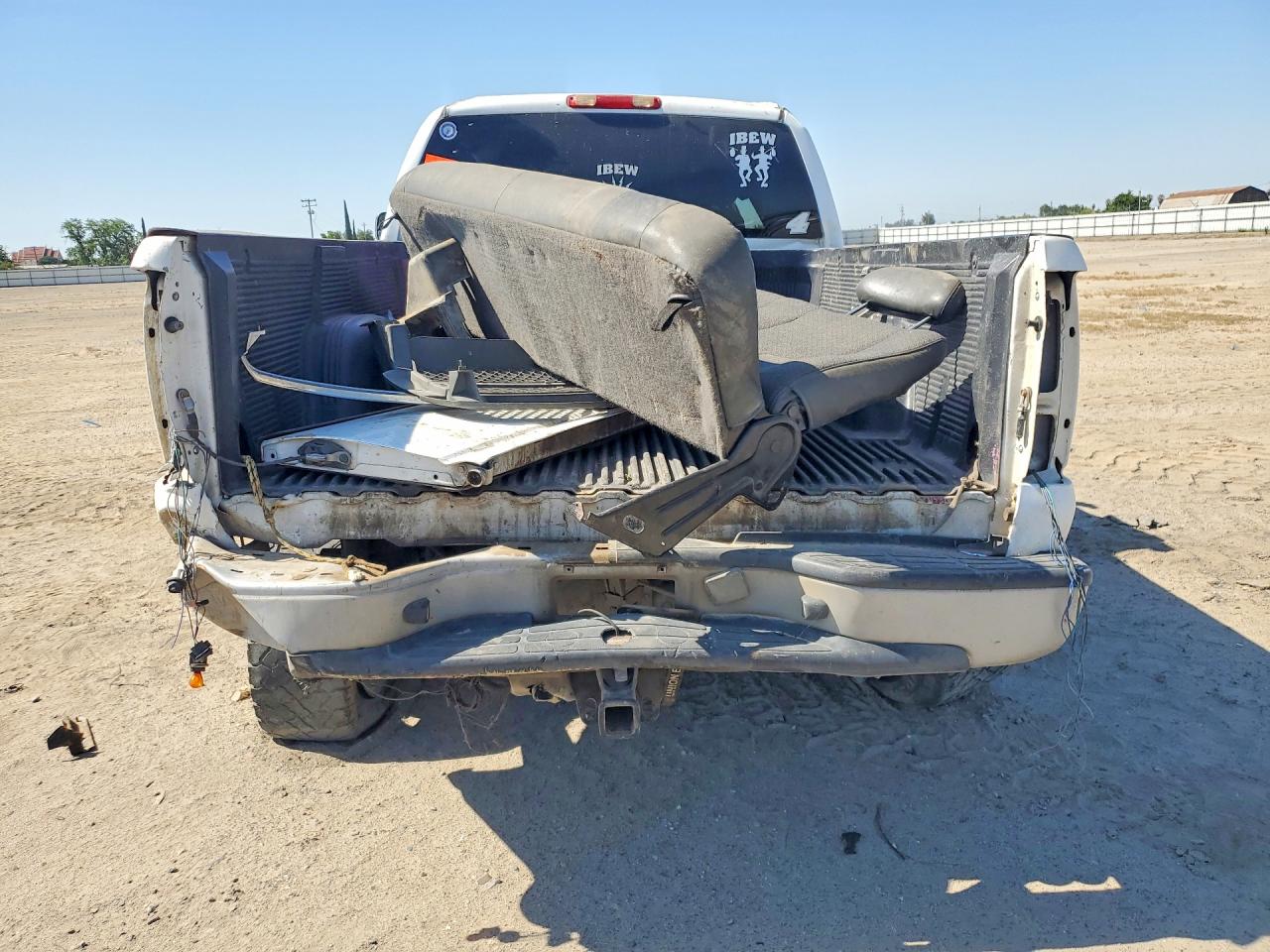 2005 Chevrolet Silverado C2500 Heavy Duty White vin: 1GCHC29UX5E145469