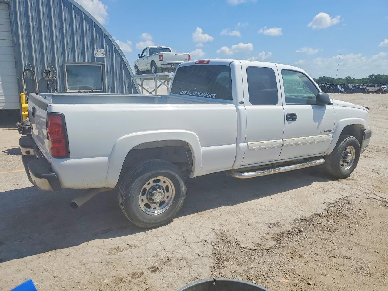 2006 Chevrolet Silverado C2500 Heavy Duty White vin: 1GCHC29UX6E266438