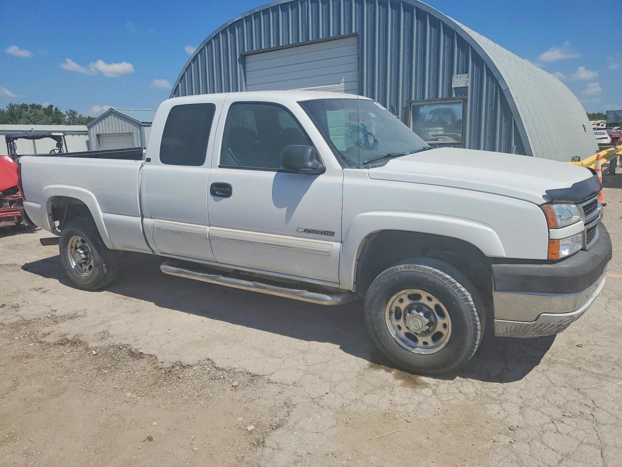 2006 Chevrolet Silverado C2500 Heavy Duty White vin: 1GCHC29UX6E266438
