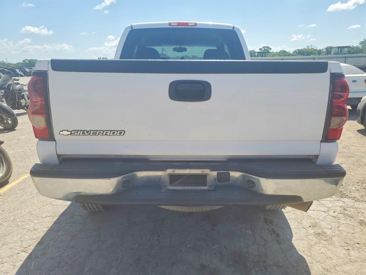 2006 Chevrolet Silverado C2500 Heavy Duty White vin: 1GCHC29UX6E266438