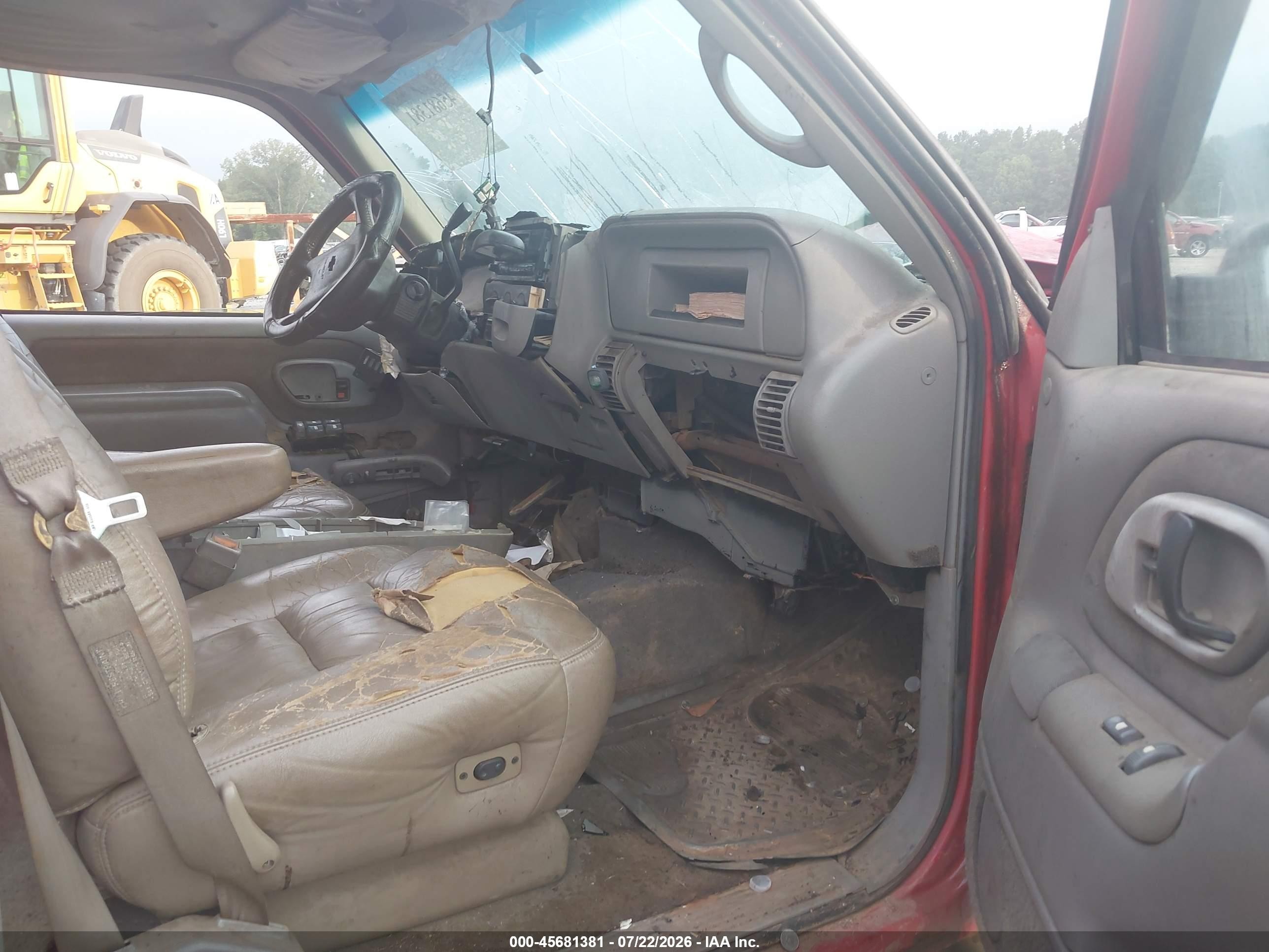 2000 Chevrolet C3500   Red vin: 1GCHC33J3YF422403