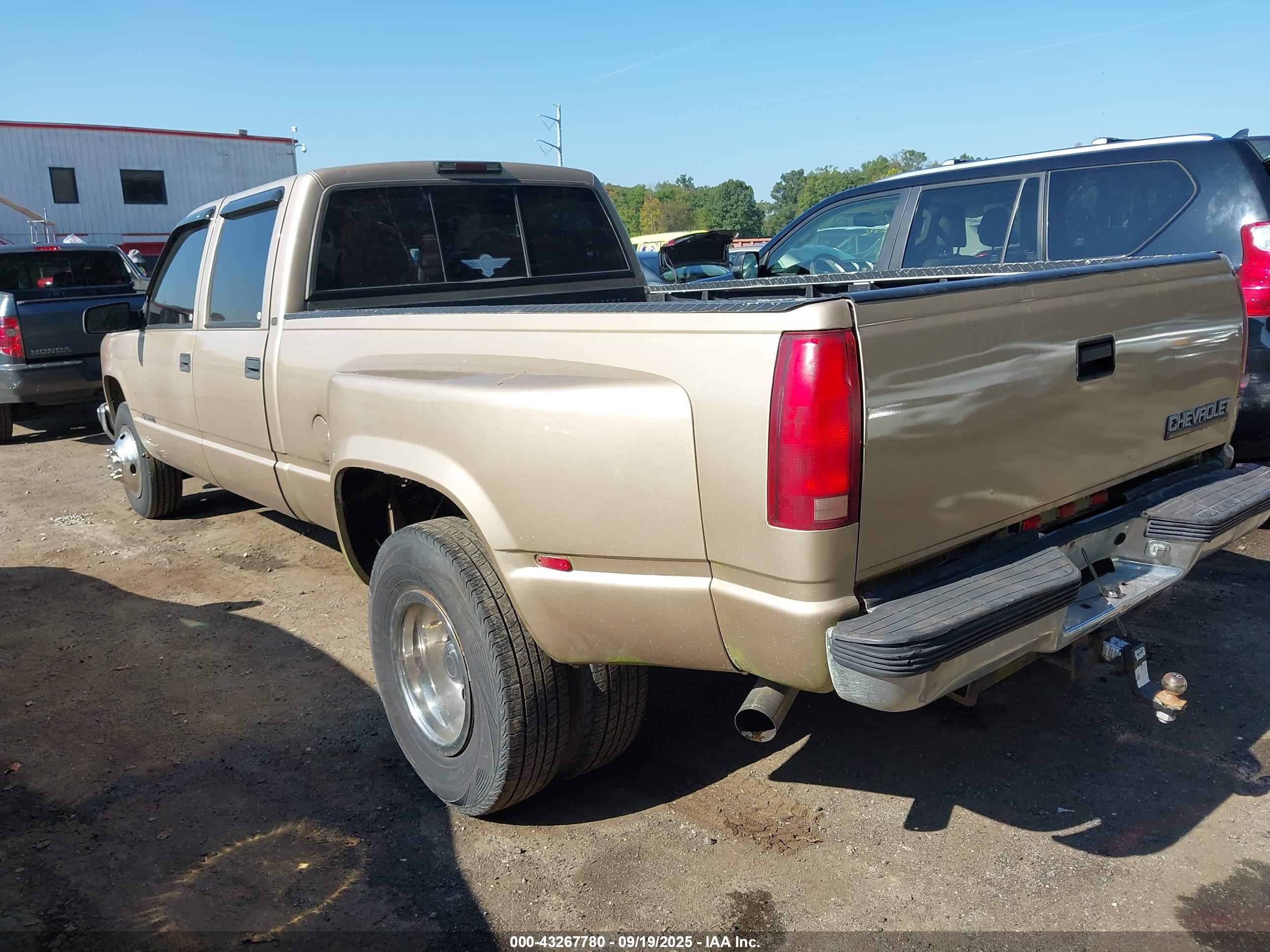 1998 Chevrolet C3500   Желто-коричневый vin: 1GCHC33J9WF022102