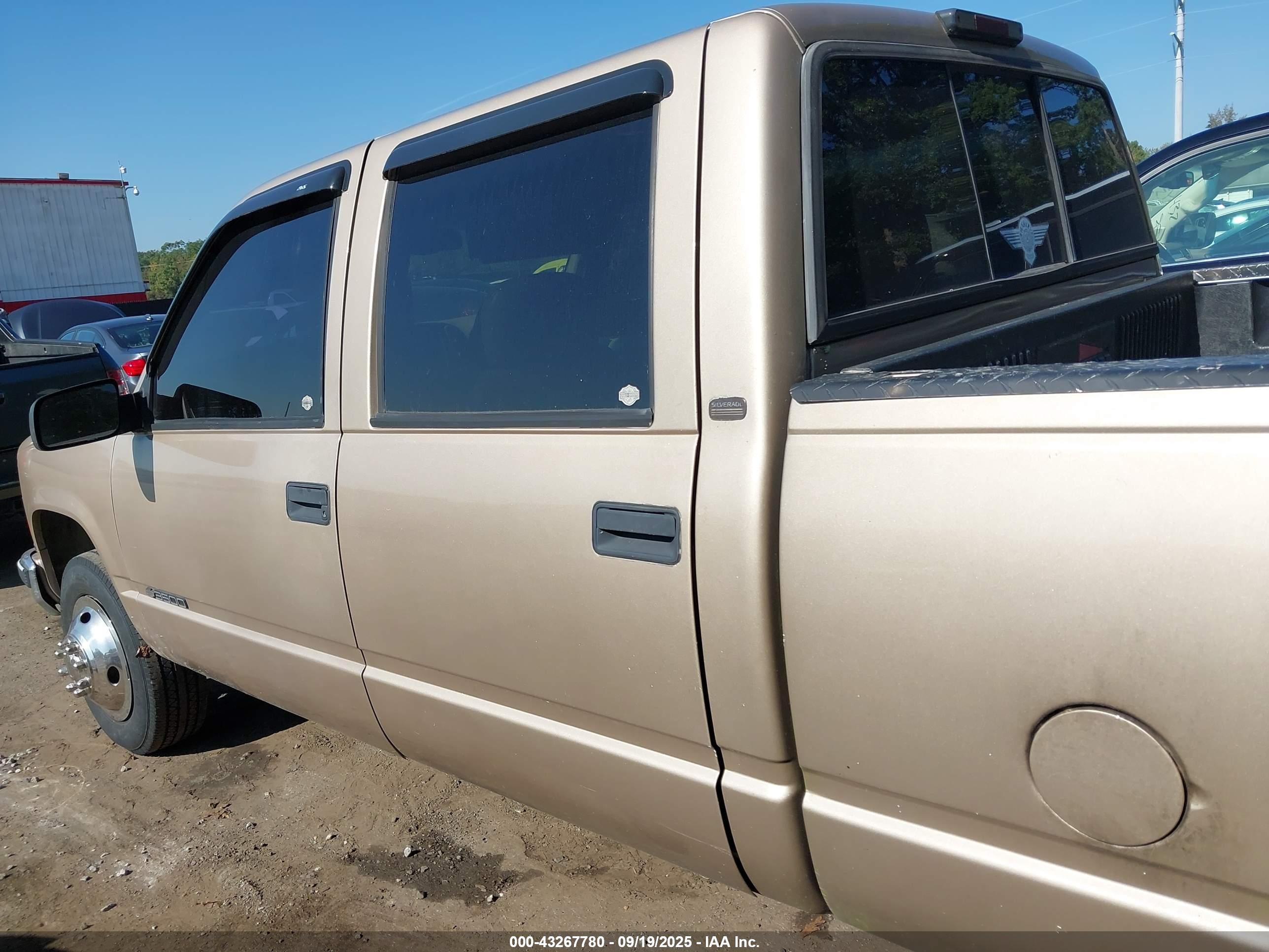 1998 Chevrolet C3500   Желто-коричневый vin: 1GCHC33J9WF022102