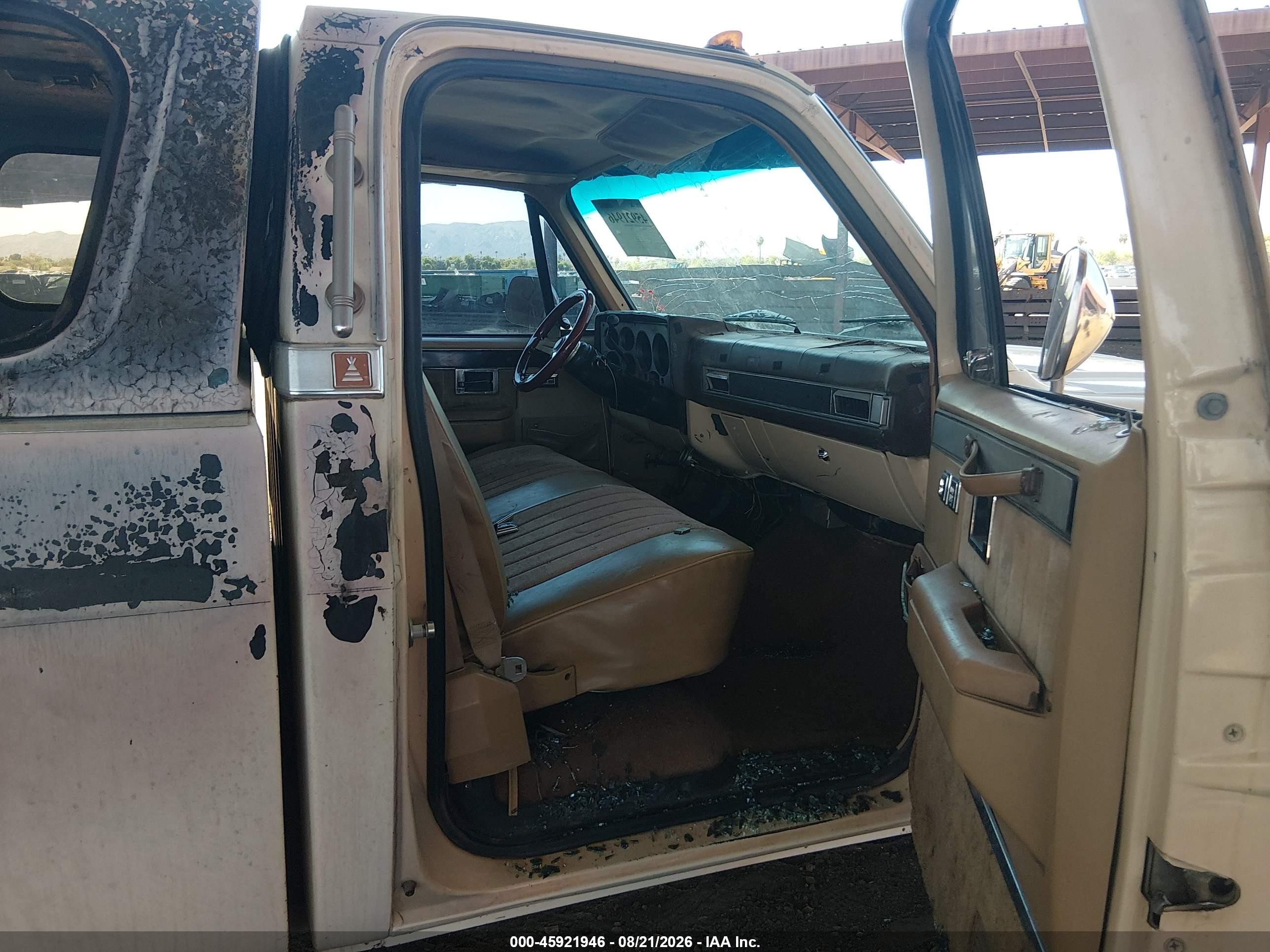 1985 Chevrolet C30   Cream vin: 1GCHC34W0FJ172882