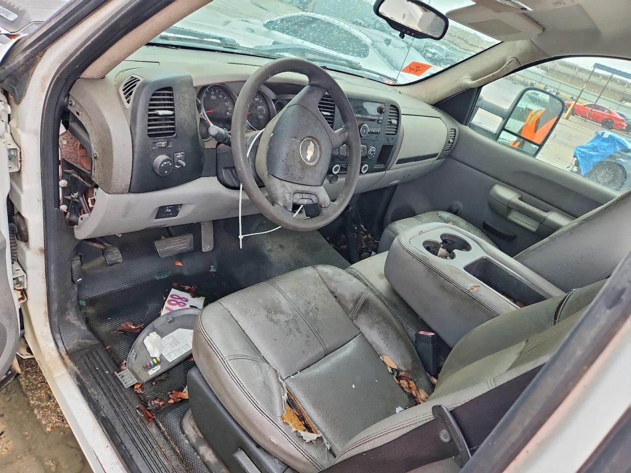 2009 Chevrolet Silverado C2500 Heavy Duty White vin: 1GCHC44KX9E132387
