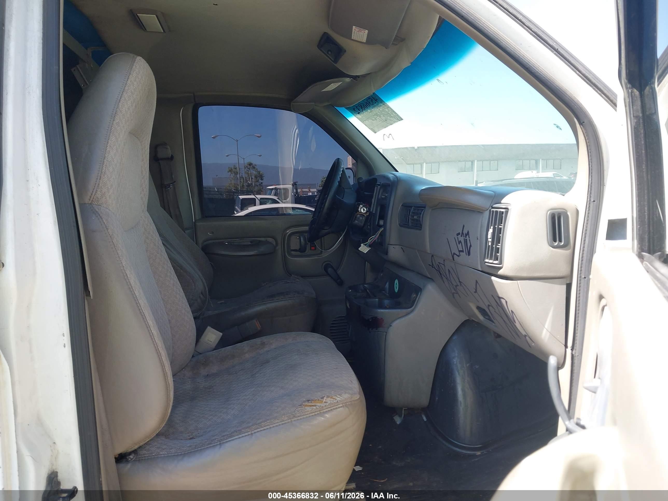 2000 Chevrolet Express   White vin: 1GCHG35R0Y1240498