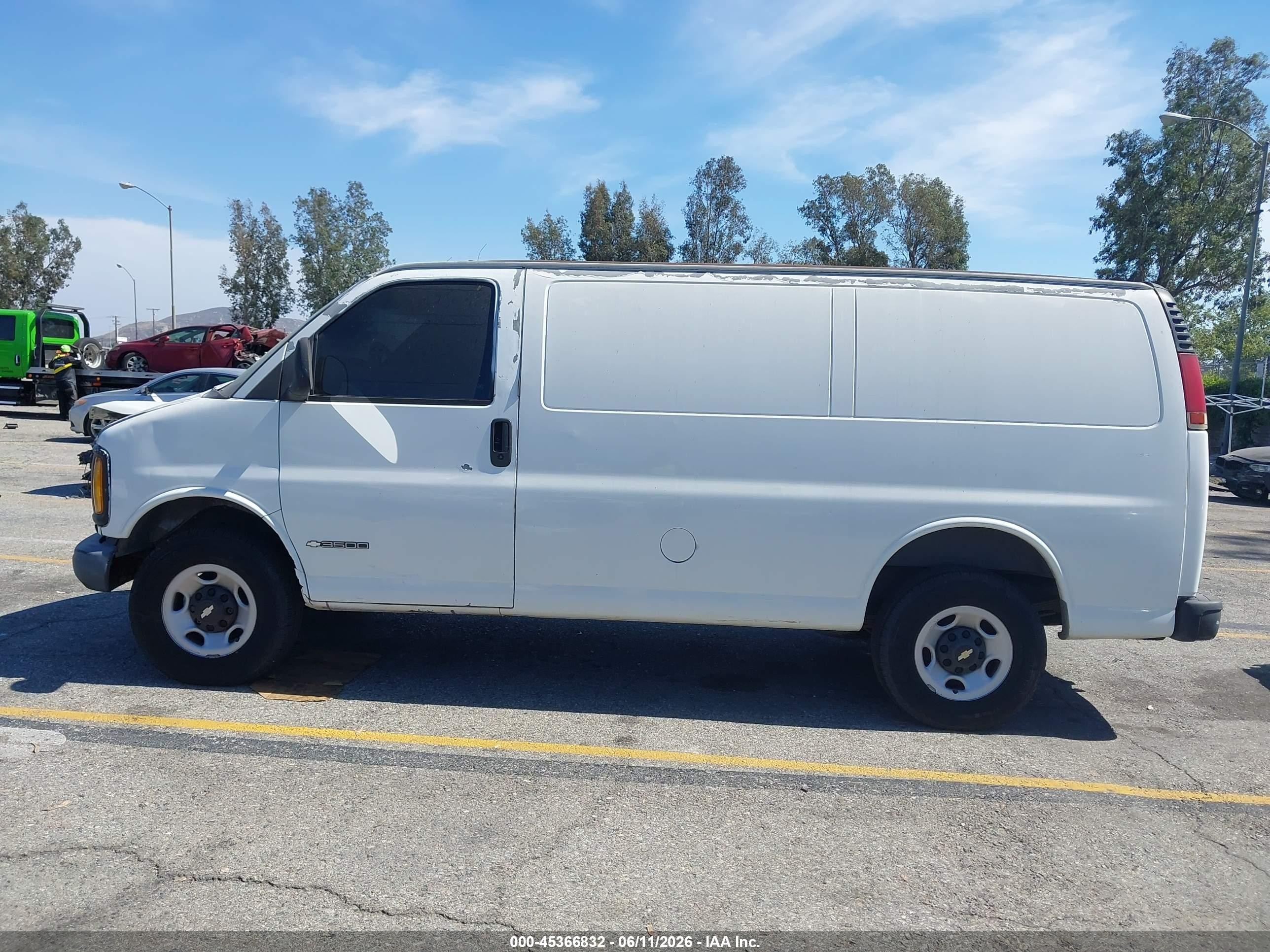 2000 Chevrolet Express   White vin: 1GCHG35R0Y1240498