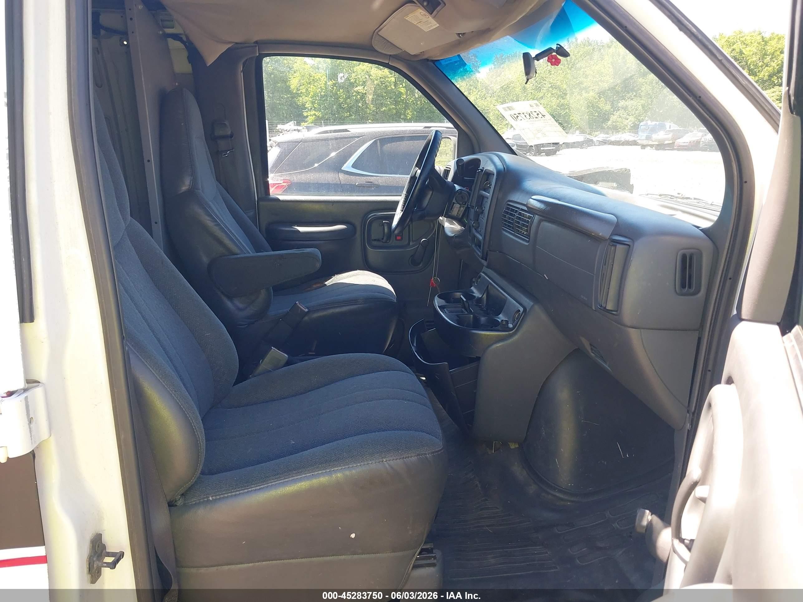 2002 Chevrolet Express   White vin: 1GCHG35R121246933