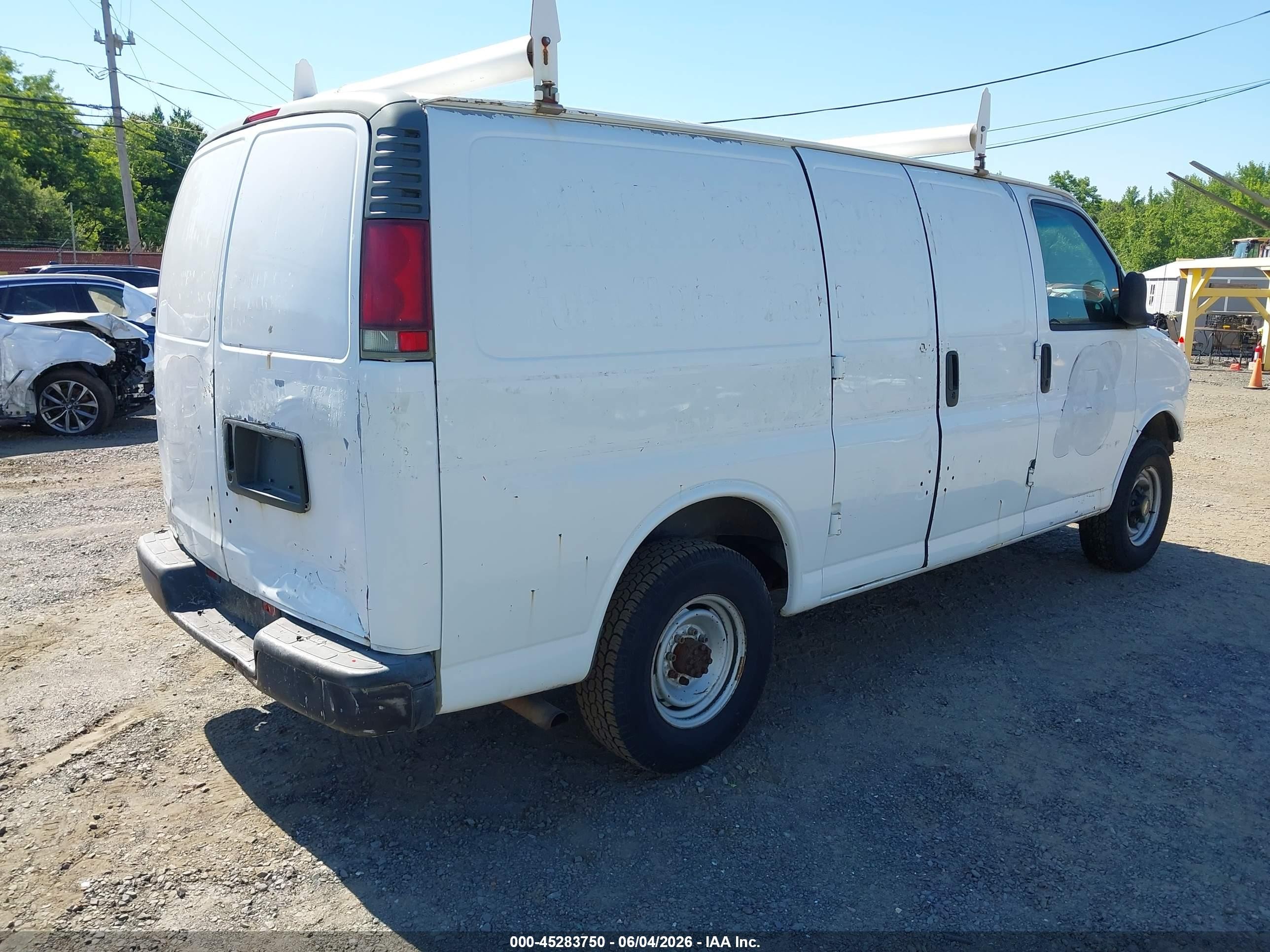 2002 Chevrolet Express   White vin: 1GCHG35R121246933