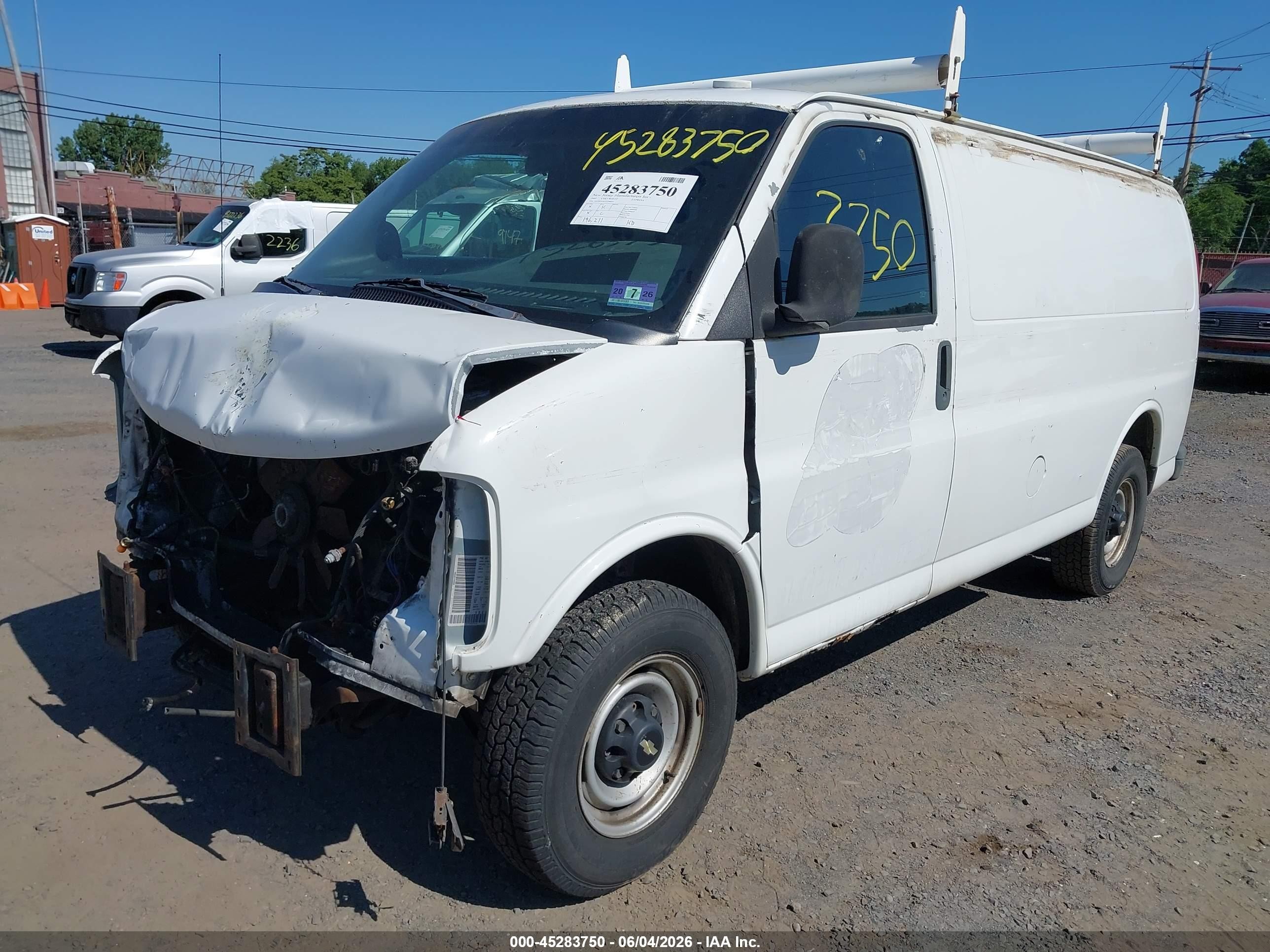 2002 Chevrolet Express   White vin: 1GCHG35R121246933