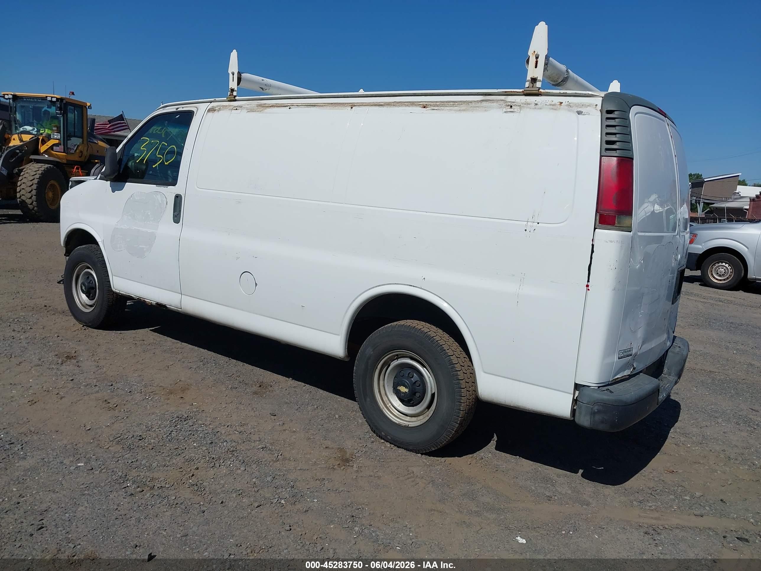 2002 Chevrolet Express   White vin: 1GCHG35R121246933