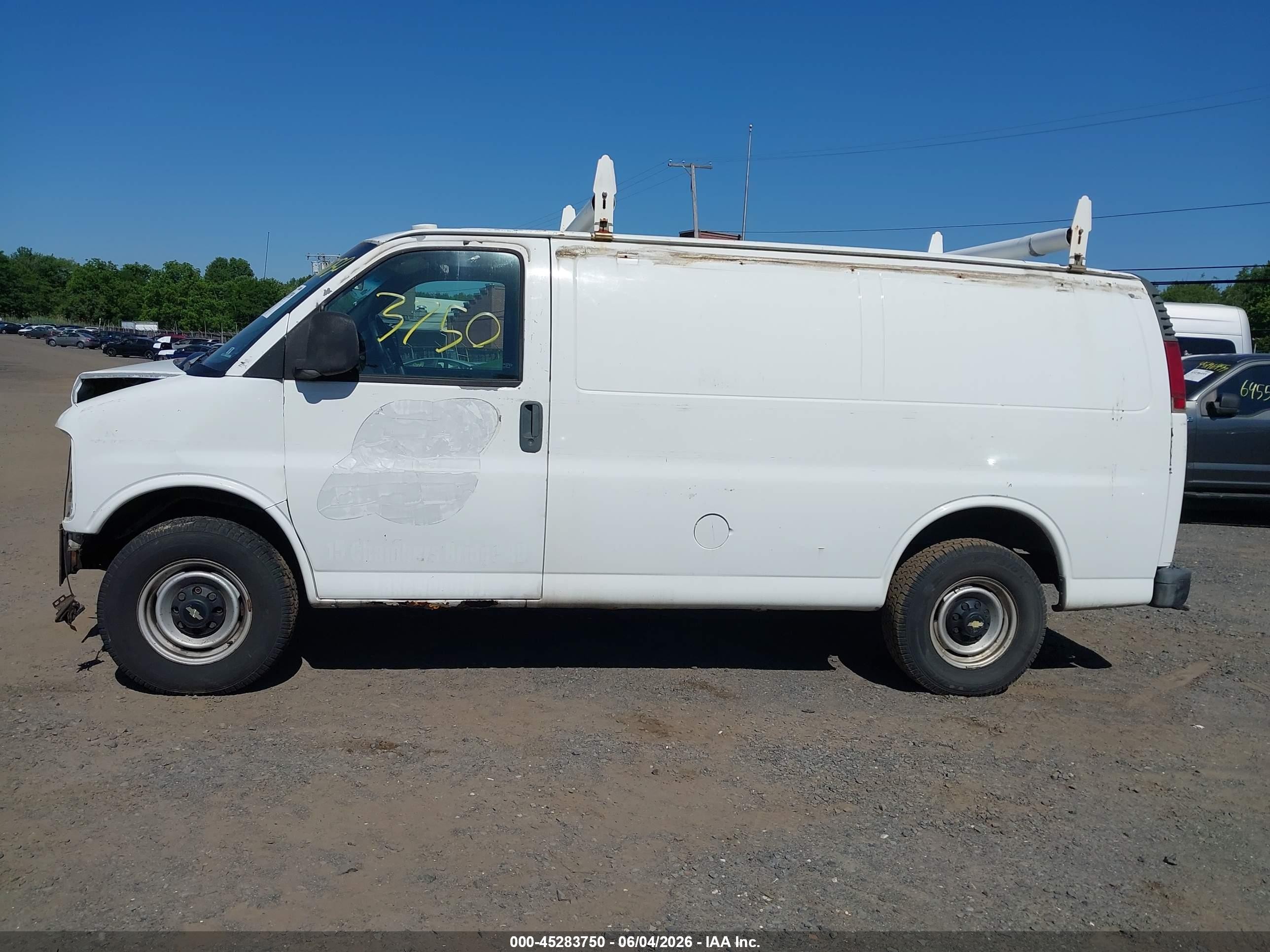 2002 Chevrolet Express   White vin: 1GCHG35R121246933