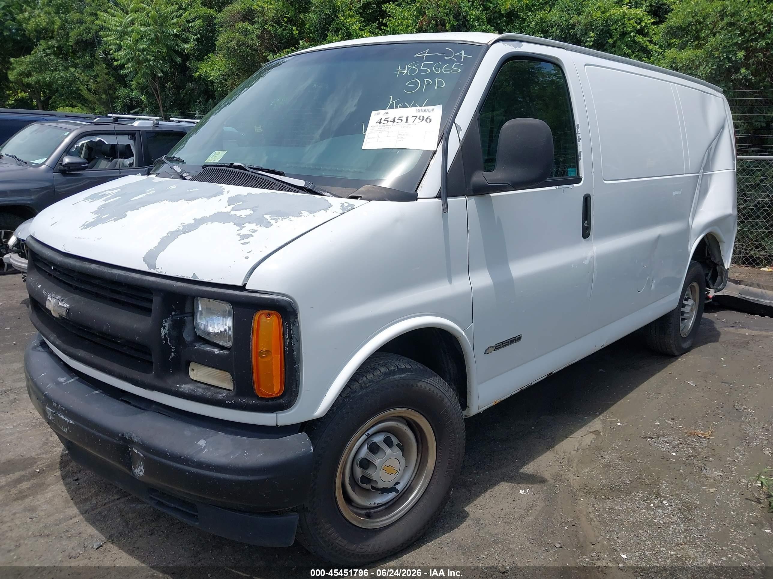 2000 Chevrolet Express   White vin: 1GCHG35R2Y1167490