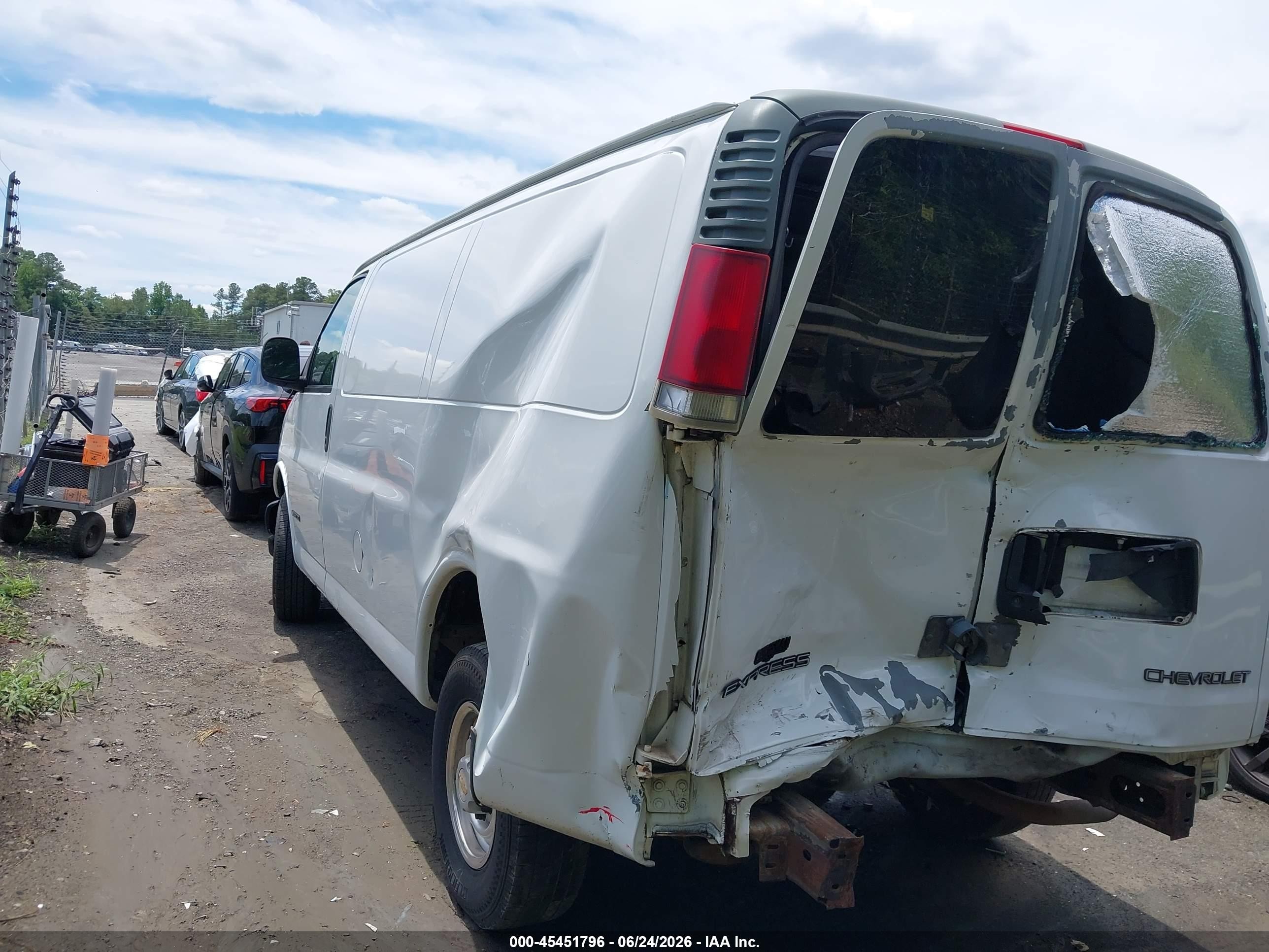 2000 Chevrolet Express   White vin: 1GCHG35R2Y1167490