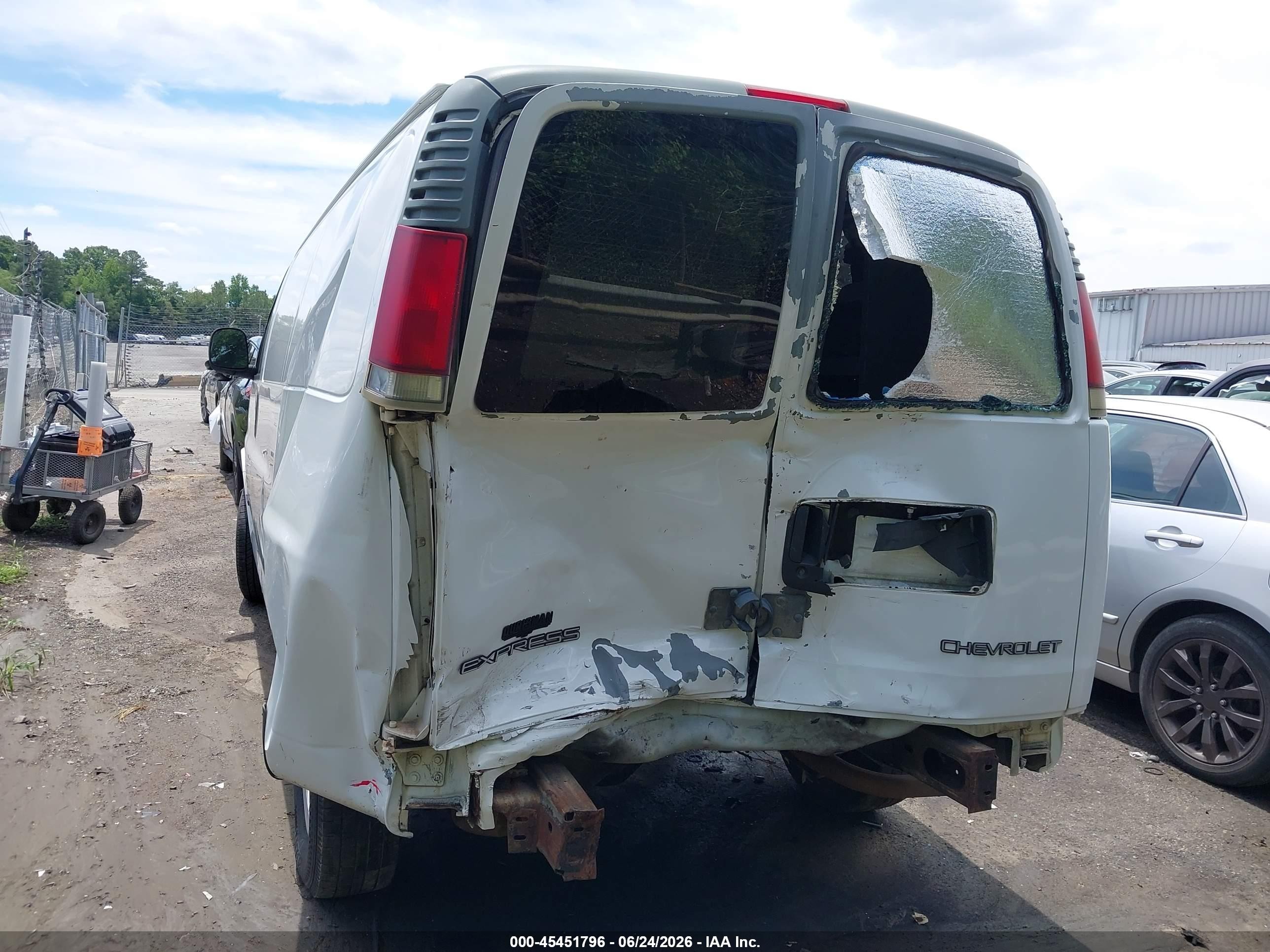 2000 Chevrolet Express   White vin: 1GCHG35R2Y1167490
