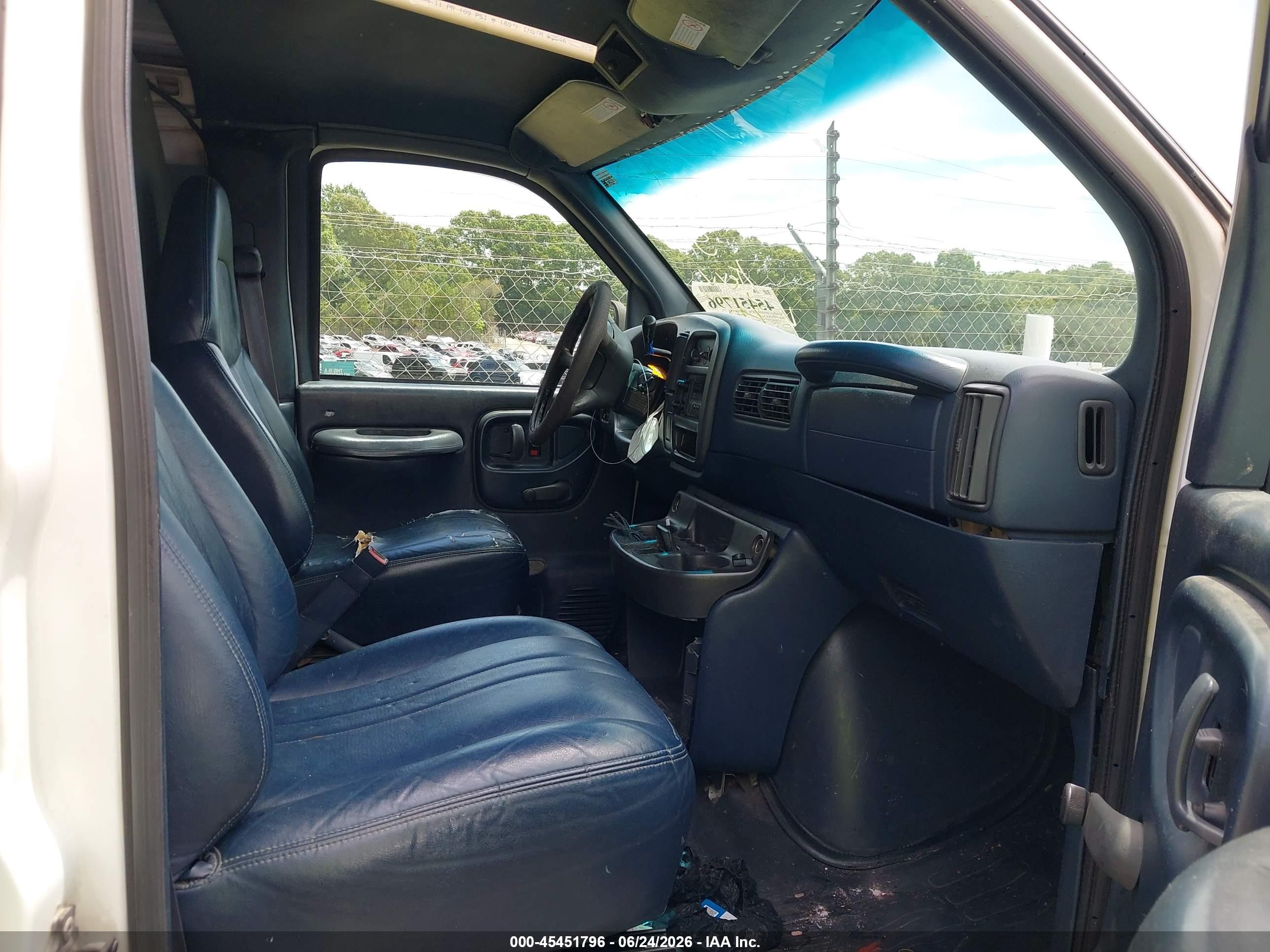 2000 Chevrolet Express   White vin: 1GCHG35R2Y1167490
